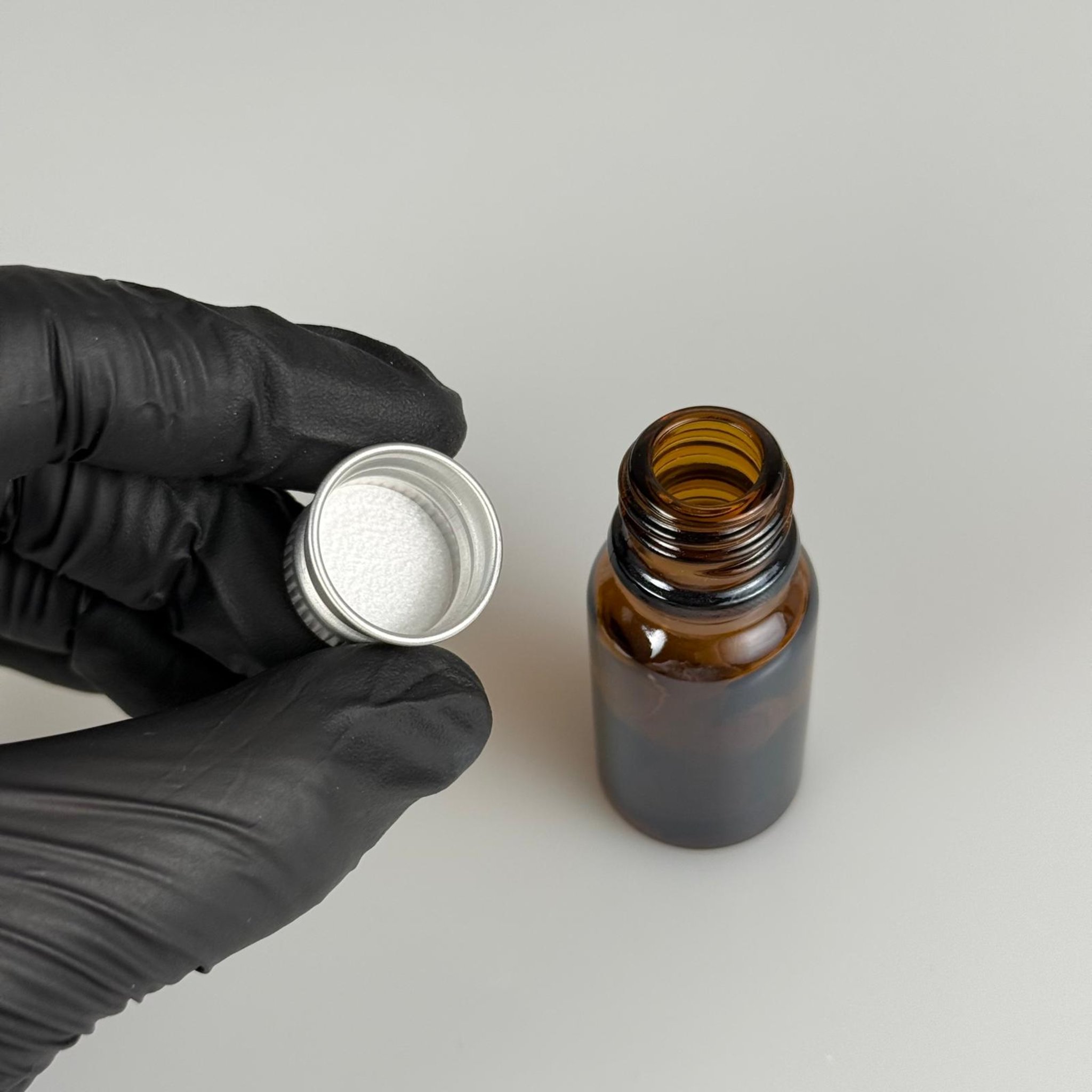 10 CC AMBER CAM ŞİŞE + KÖPÜK CONTALI GÜMÜŞ ALÜMİNYUM METAL KAPAKLI TAKIM - 10 ML KAHVERENGİ CAM ŞİŞE