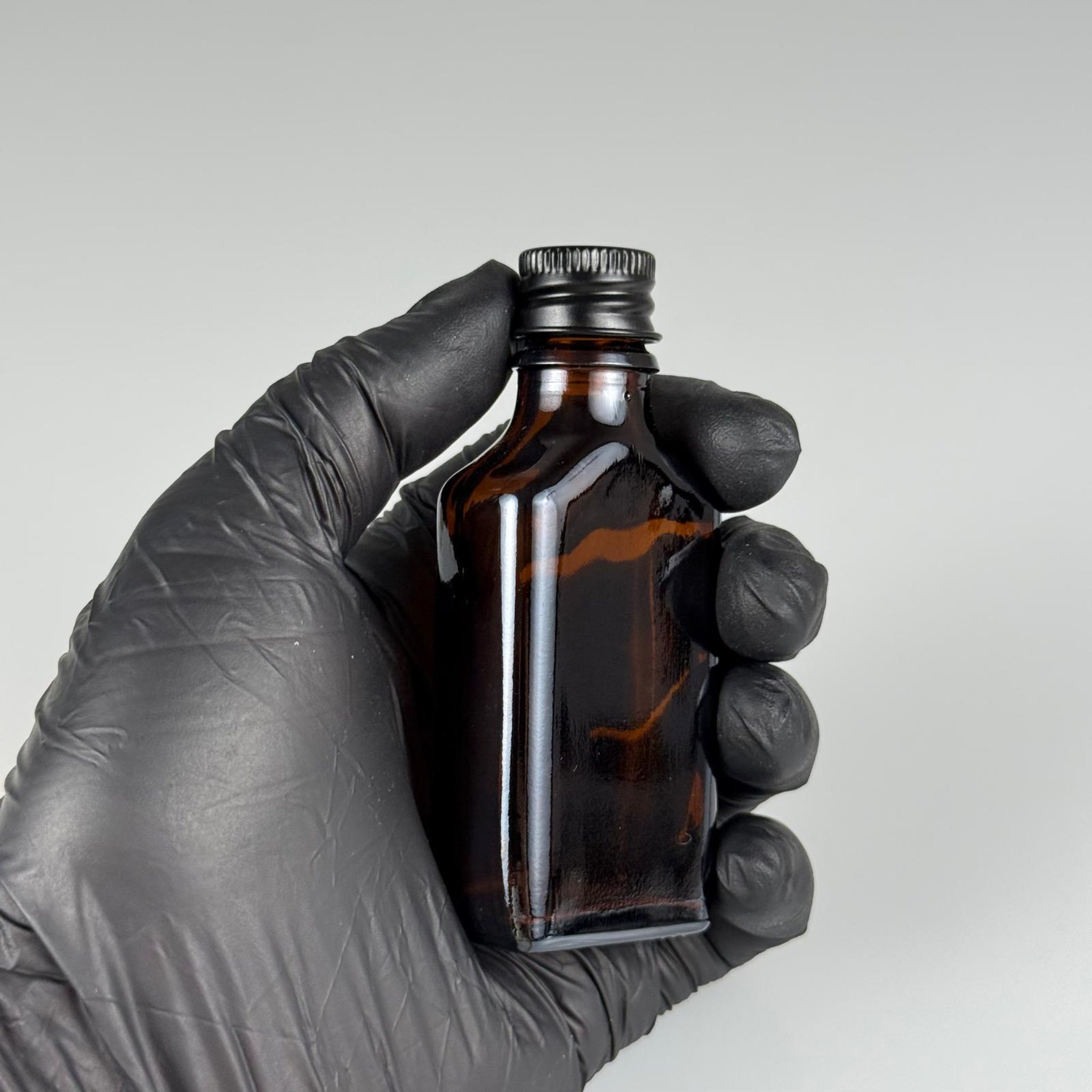 30 CC AMBER YASSI CAM ŞİŞE + SİYAH ALÜMİNYUM METAL KAPAKLI + KÖR TIPALI TAKIM - 30 ML KAHVERENGİ CAM ŞİŞE