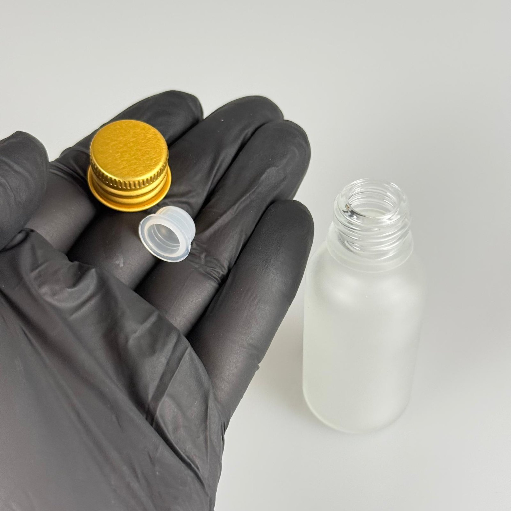 20 CC BUZLU CAM ŞİŞE + KÖPÜK CONTALI GOLD ALÜMİNYUM METAL KAPAKLI + KÖR TIPALI TAKIM - 20 ML BUZLU CAM ŞİŞE