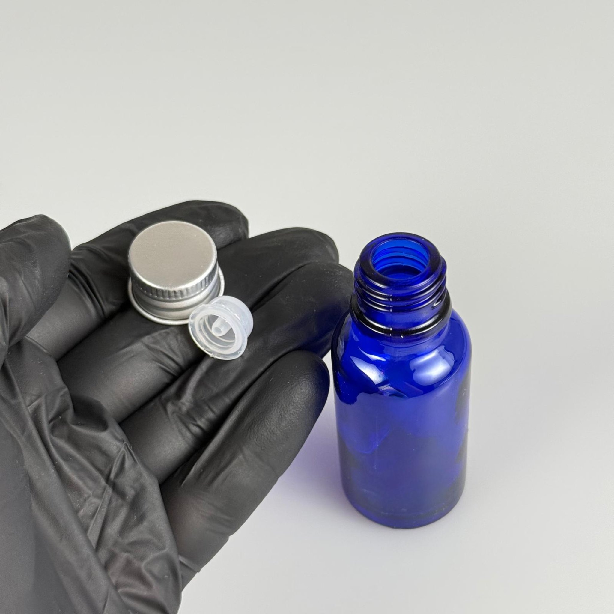20 CC MAVİ CAM ŞİŞE + KÖPÜK CONTALI GÜMÜŞ ALÜMİNYUM METAL KAPAKLI + DAMLALIKLI KOLONYA TIPALI TAKIM - 20 ML MAVİ CAM ŞİŞE