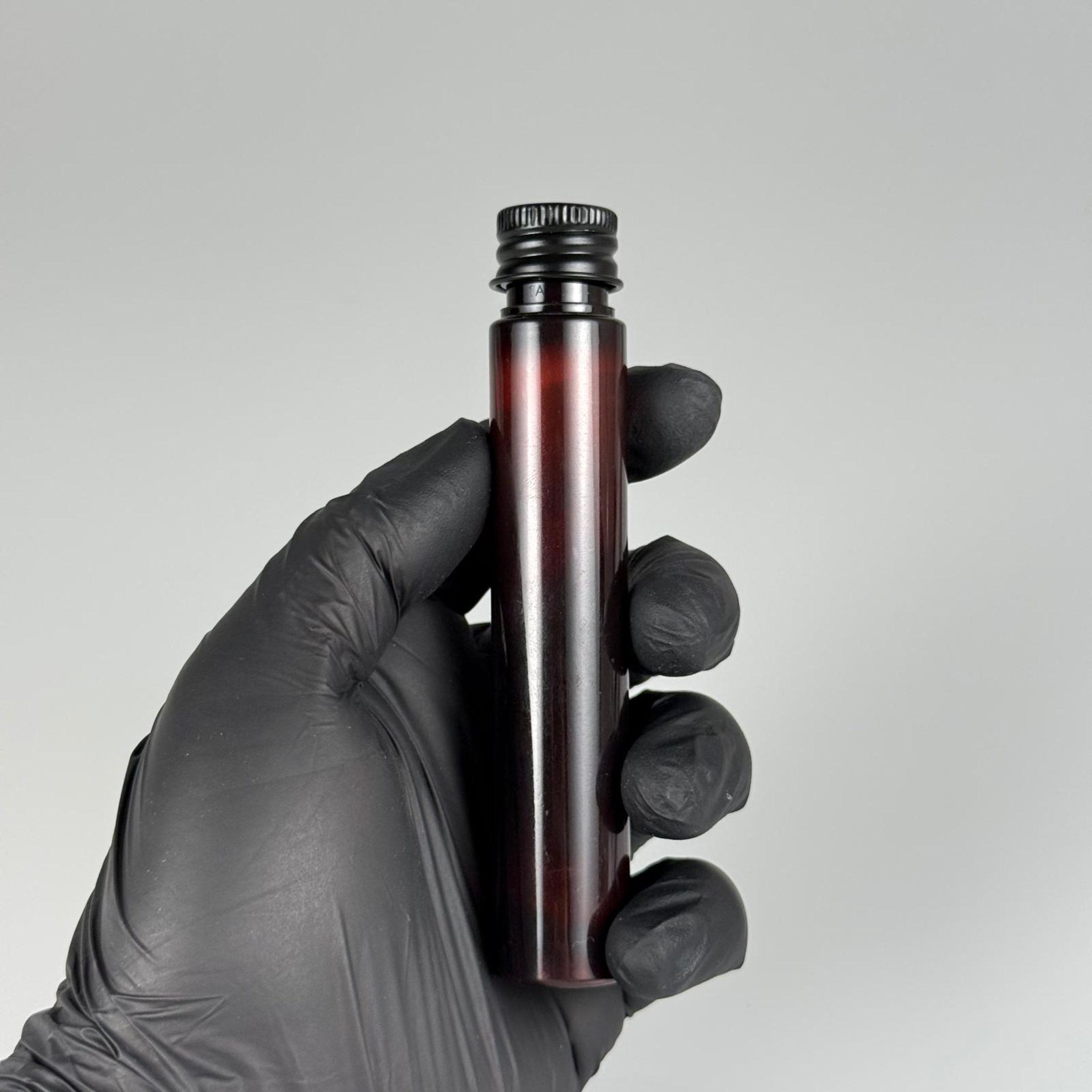 30 CC AMBER TÜP PLASTİK ŞİŞE + KÖPÜK CONTALI SİYAH ALÜMİNYUM METAL KAPAKLI TAKIM - 30 ML KAHVERENGİ PET ŞİŞE