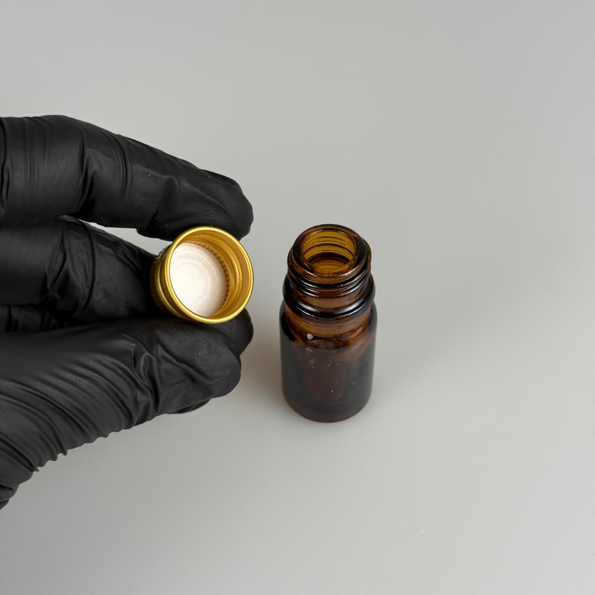 5 CC AMBER CAM ŞİŞE + KÖPÜK CONTALI GOLD ALÜMİNYUM METAL KAPAKLI TAKIM - 5 ML KAHVERENGİCAM ŞİŞE