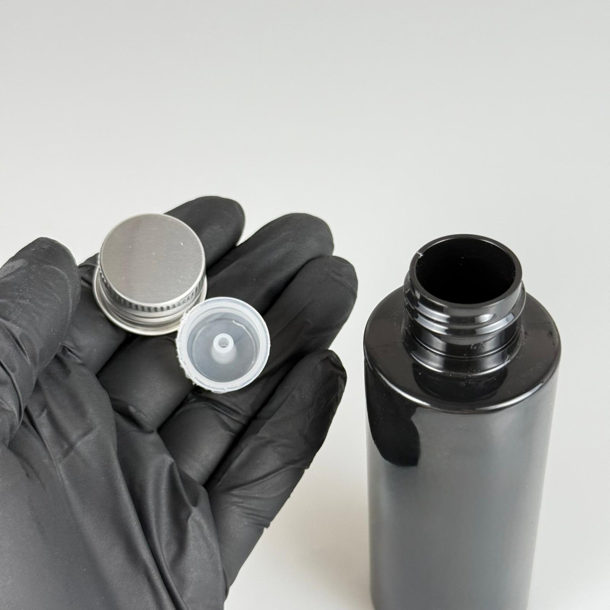 100 CC SİYAH SİLİNDİR KESKİN KÜT MODEL SERT PET ŞİŞE ( 17 GR - 24 AĞIZ ) + KÖPÜK CONTALI GÜMÜŞ METAL ALÜMİNYUM KAPAK + KOLONYA TIPALI TAKIM - 100 ML KAPAKLI SİYAH PLASTİK ŞİŞELER