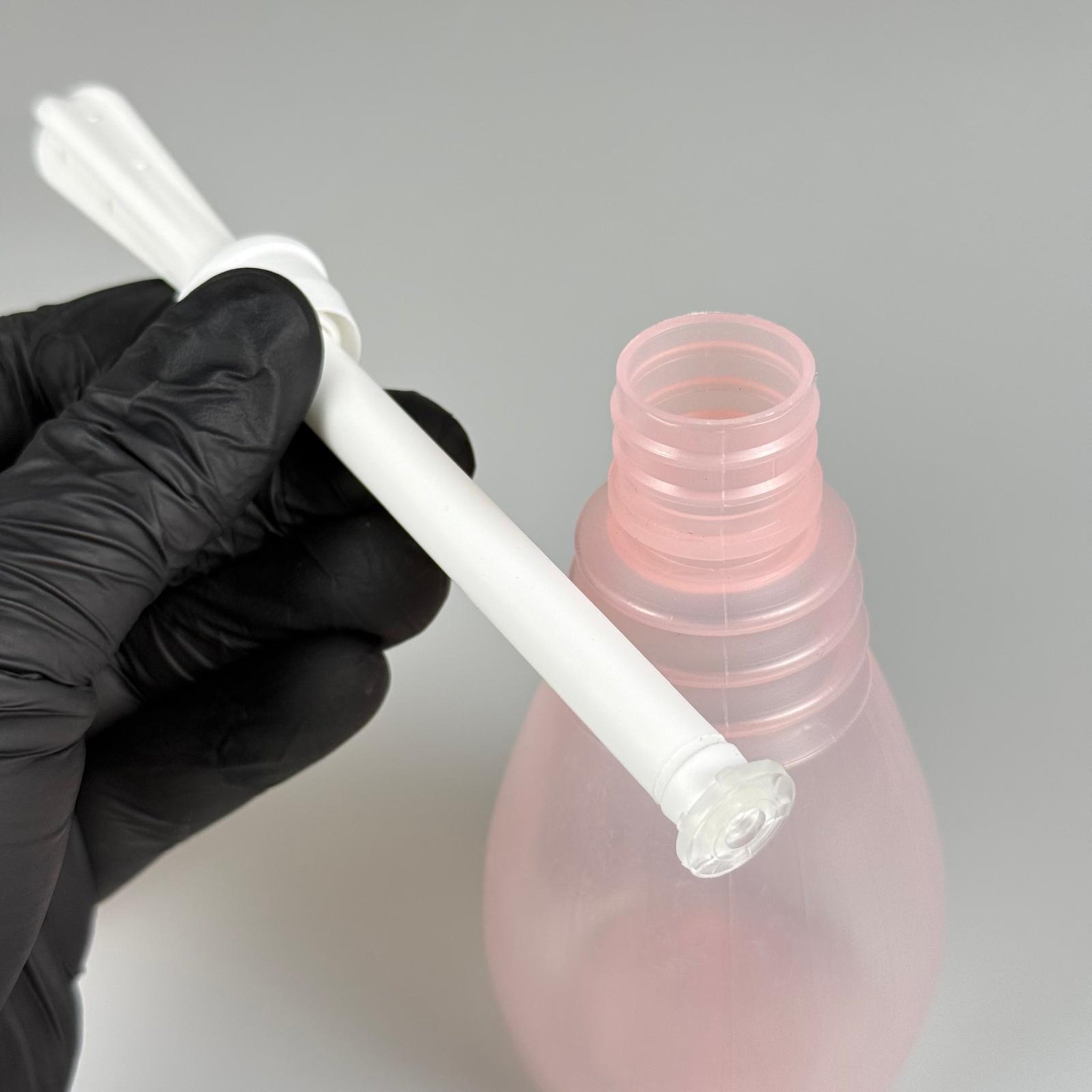 150 CC LAVMAN ŞİŞESİ - 150 ML KİLİTLİ BAŞLIKLI SIKILABİLİR YUMUŞAK PEMBE YARI SAYDAM LAVMAN ŞİŞESİ