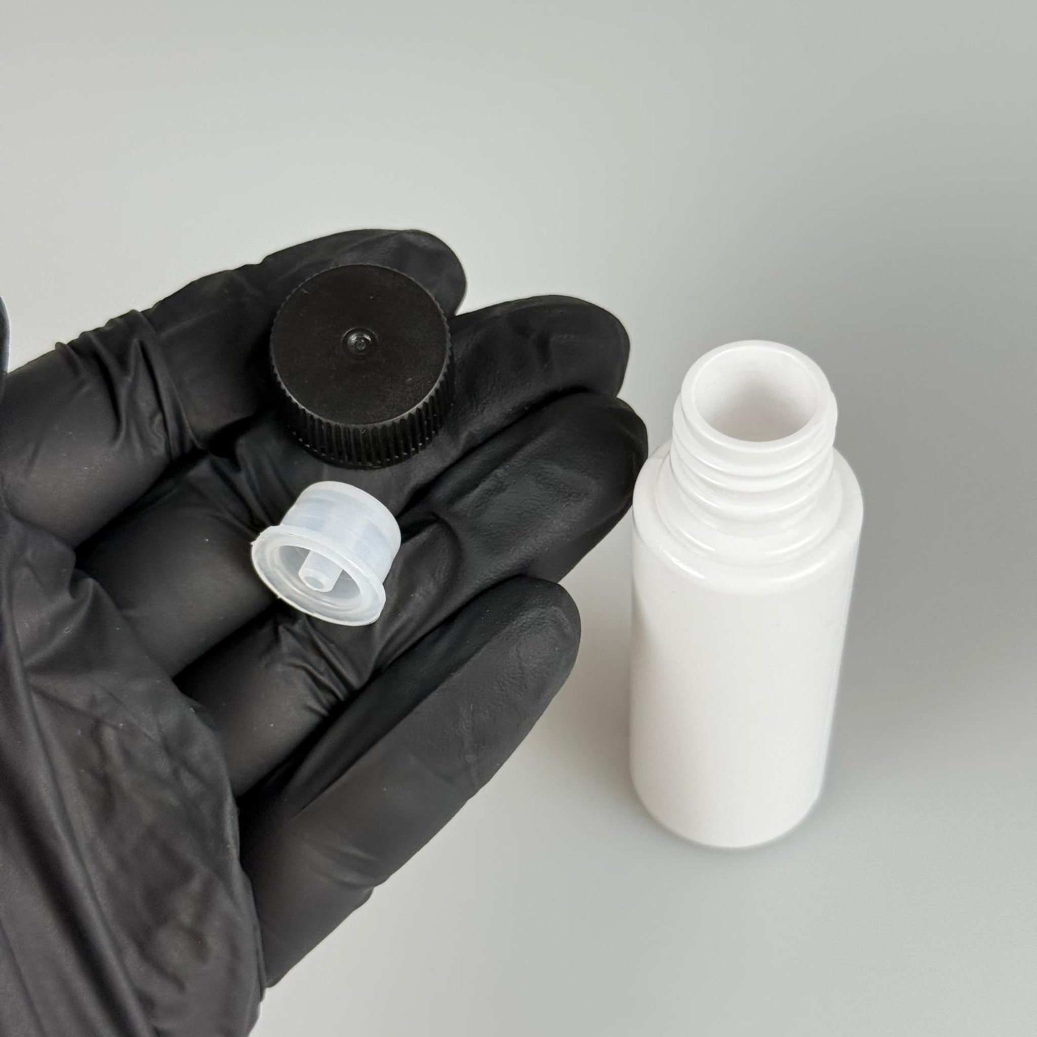 30 CC İÇTEN DAMLALIKLI PLASTİK ŞİŞE -  30 ML BEYAZ PET ŞİŞE + CONTALI SİYAH KAPAK + KOLONYA TIPALI (DELEREK KULLANILIR) TAKIM