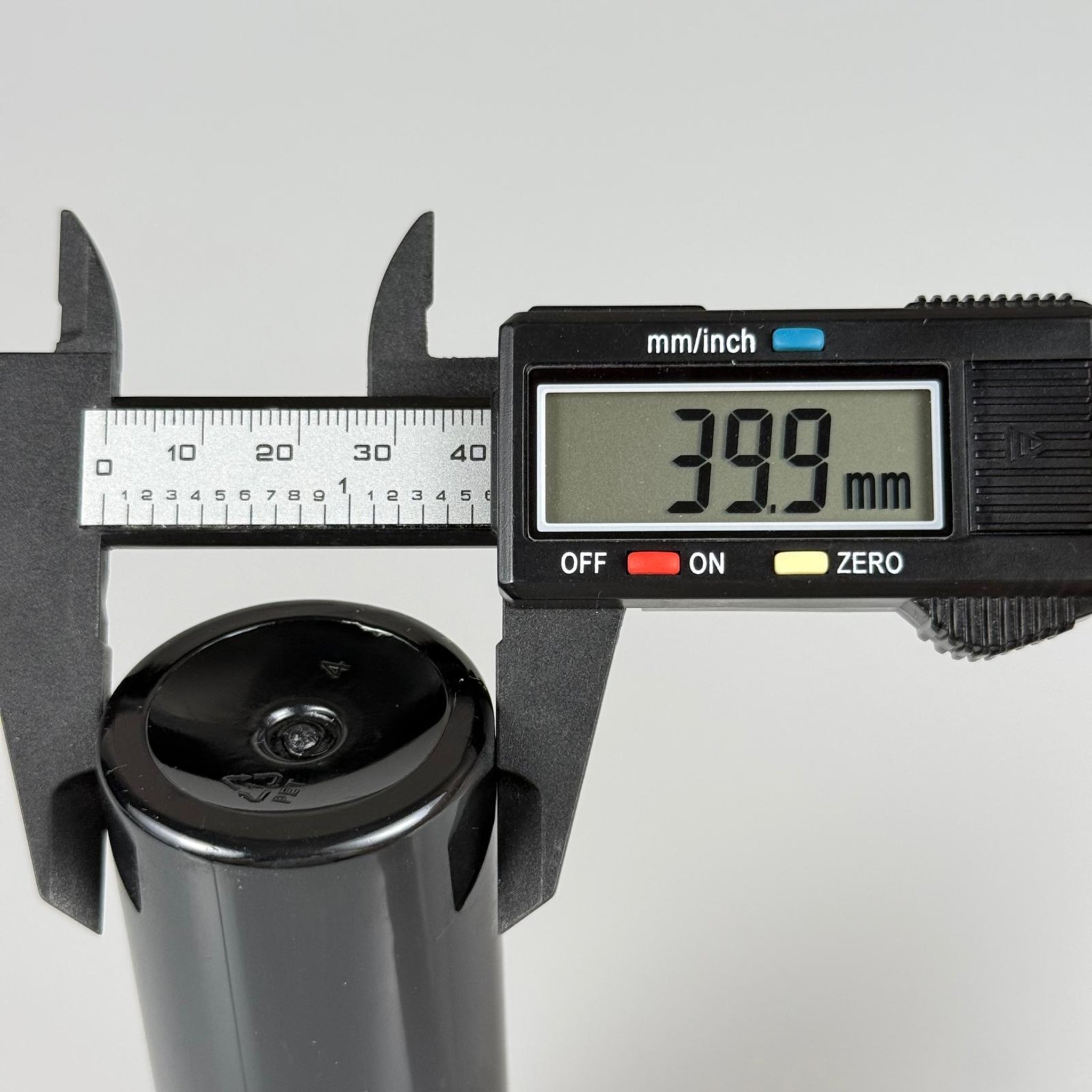 100 CC SİYAH SİLİNDİR KESKİN KÜT MODEL SERT PET ŞİŞE ( 17 GR - 24 AĞIZ ) + KÖPÜK CONTALI SİYAH METAL ALÜMİNYUM KAPAK + KOLONYA TIPALI TAKIM - 100 ML KAPAKLI SİYAH PLASTİK ŞİŞELER