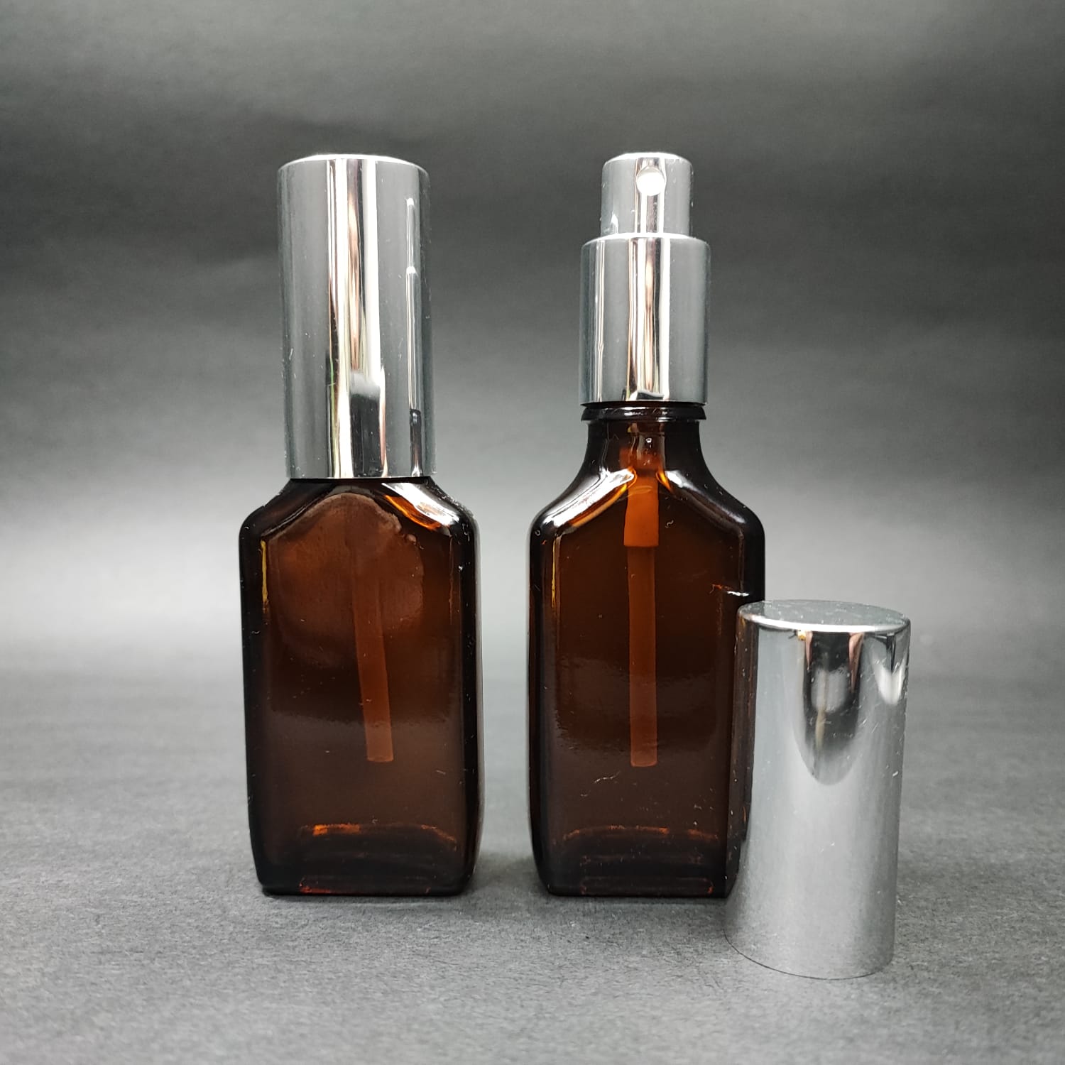 30 ML LÜKS VİDALI VALF ÇEVİRME PARFÜM ŞİŞELERİ - 30 CC AMBER YASSI CAM ŞİŞE - GÜMÜŞ METAL SPREYLİ KAPAKLI SET