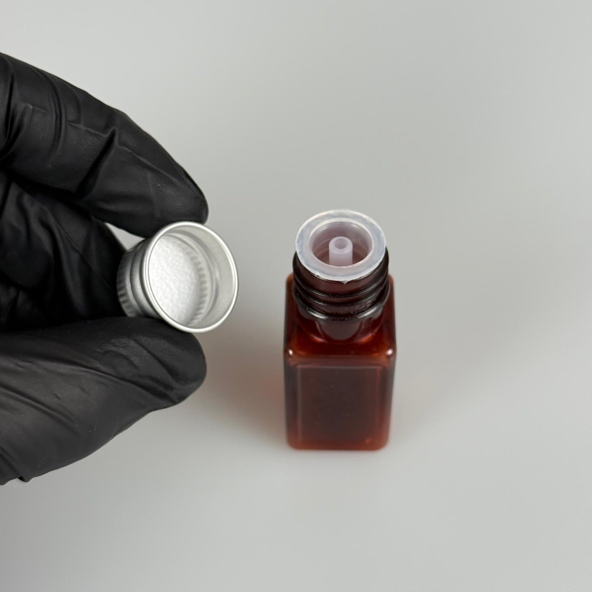 10 CC AMBER KARE PET SHOT ŞİŞE - KÖPÜK CONTALI GÜÜMŞ ALÜMİNYUM METAL KAPAKLI + DAMLALIKLI KOLONYA TIPALI TAKIM - 10 ML KAHVERENGİ PLASTİK ŞİŞE
