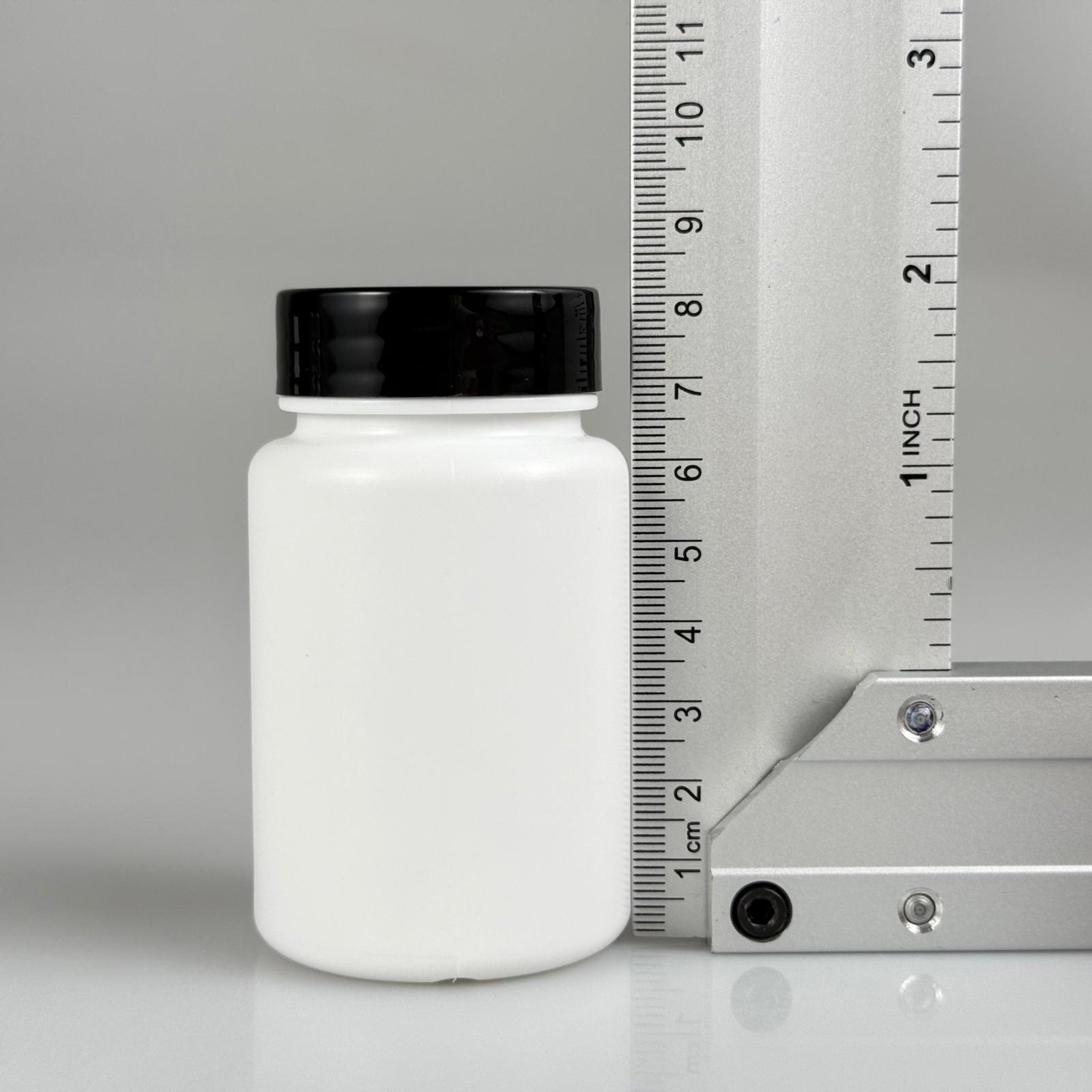 100 CC BEYAZ SERT POLİETİLEN ŞİŞE + SİYAH PLASTİK KAPAKLI + KENDİNDEN YAPIŞKANLI KÖPÜK CONTALI - 100 ML POLİETİLEN ŞİŞE