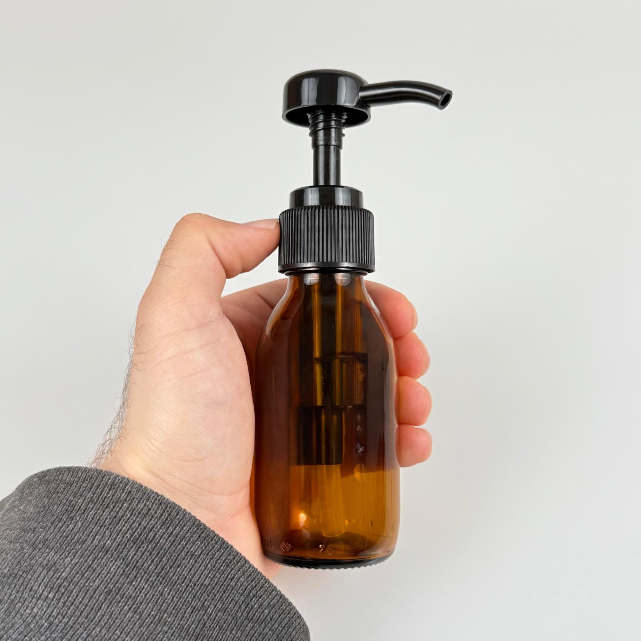 100 CC AMBER CAM ŞİŞE + SİYAH DOZAJ POMPALI (HER BASMADA 4 CC SIVI ATAR)  - 100 ML POMPALI ŞİŞE - ŞURUP, ŞAMPUAN, KREM GİBİ YOĞUN KIVAMLI SIVILARDA KULLANILIR