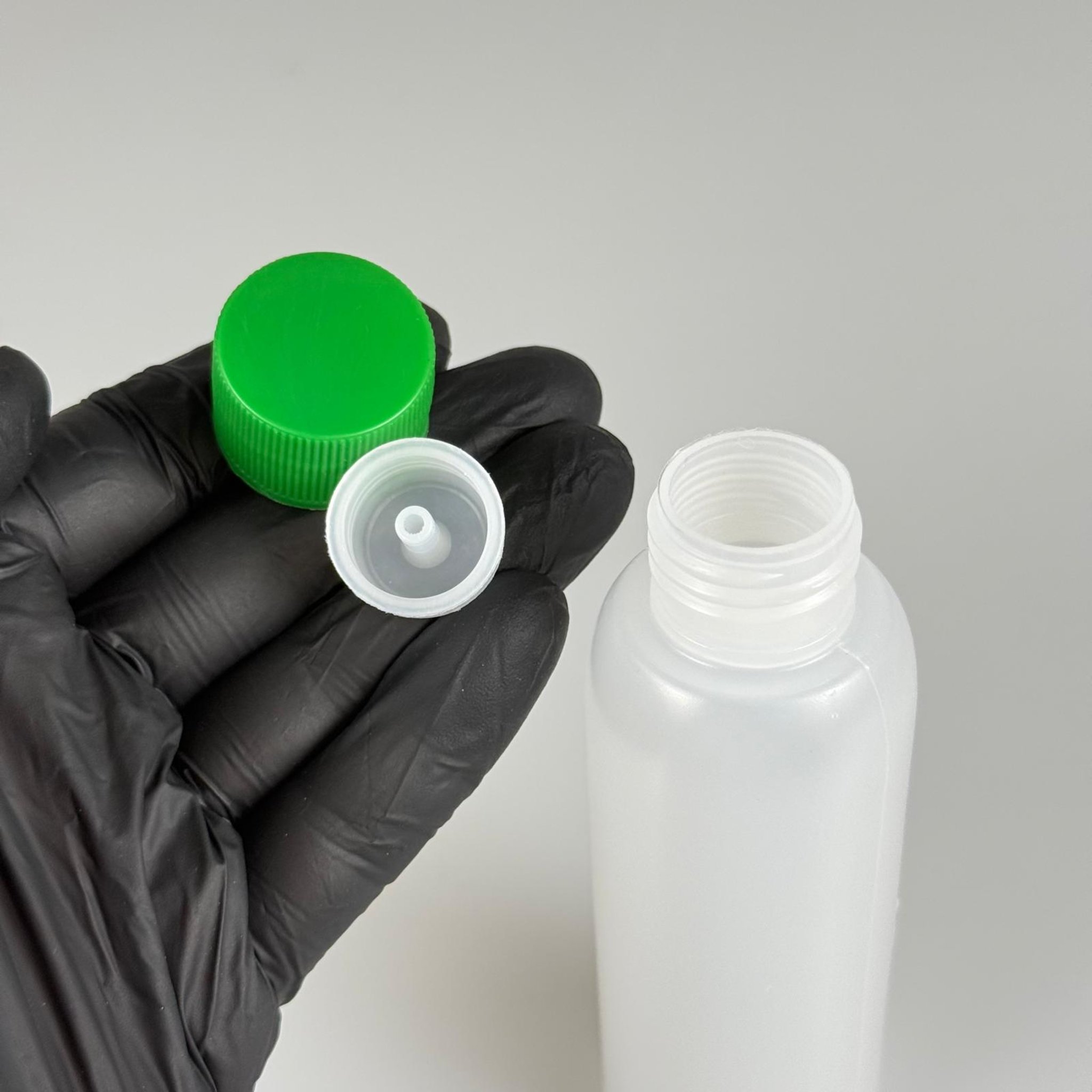 100 ML SIKILABİLİR YUMUŞAK PE POLİETİLEN PLASTİK ŞİŞE - CONTALI YEŞİL KAPAKLI ASETON KOLONYA TIPALI - 100 cc sos, yağ, kartuş, mürekkep vb için boş şişeler