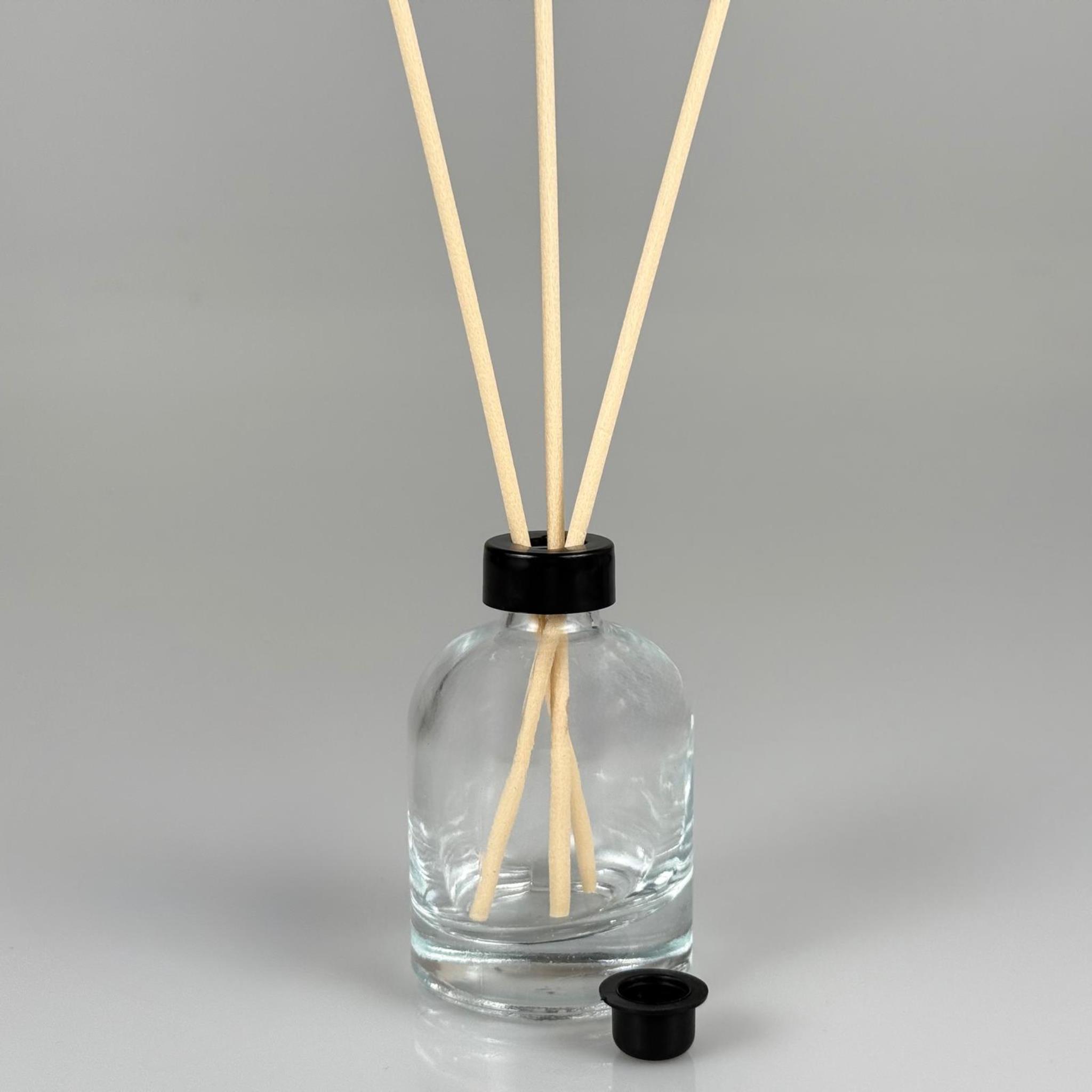50 CC KALIN DİPLİ TOMBUL CAM ŞİŞE - 20 MM GEÇME AĞIZ + SİYAH DİFFURSER ODA KOKUSU DELİKLİ KAPAK + SİYAH TIPA + 3 ADET AHŞAP RATTAN FİBER (20 CM) ÇUBUK TAKIM