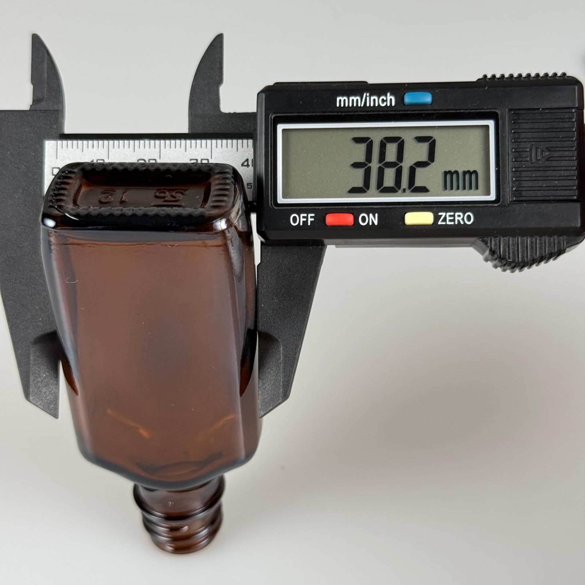 30 CC AMBER YASSI CAM ŞİŞE + GÜMÜŞ ALÜMİNYUM METAL KAPAKLI TAKIM - 30 ML KAHVERENGİ CAM ŞİŞE
