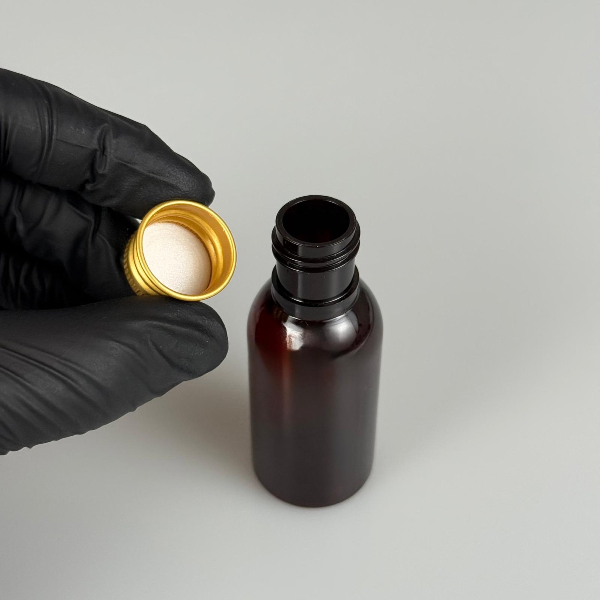 35 CC AMBER PET ŞİŞE - KÖPÜK CONTALI GOLD ALÜMİNYUM METAL KAPAKLI TAKIM - 35 ML KAHVERENGİ PET ŞİŞE