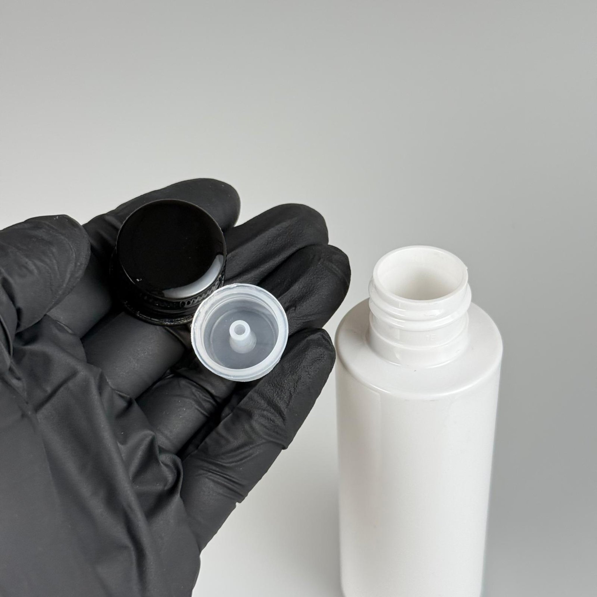 100 CC BEYAZ SİLİNDİR KESKİN KÜT MODEL SERT PET ŞİŞE ( 17 GR - 24 AĞIZ ) + KÖPÜK CONTALI SİYAH METAL ALÜMİNYUM KAPAK + KOLONYA TIPALI TAKIM - 100 ML KAPAKLI BEYAZ PLASTİK ŞİŞELER