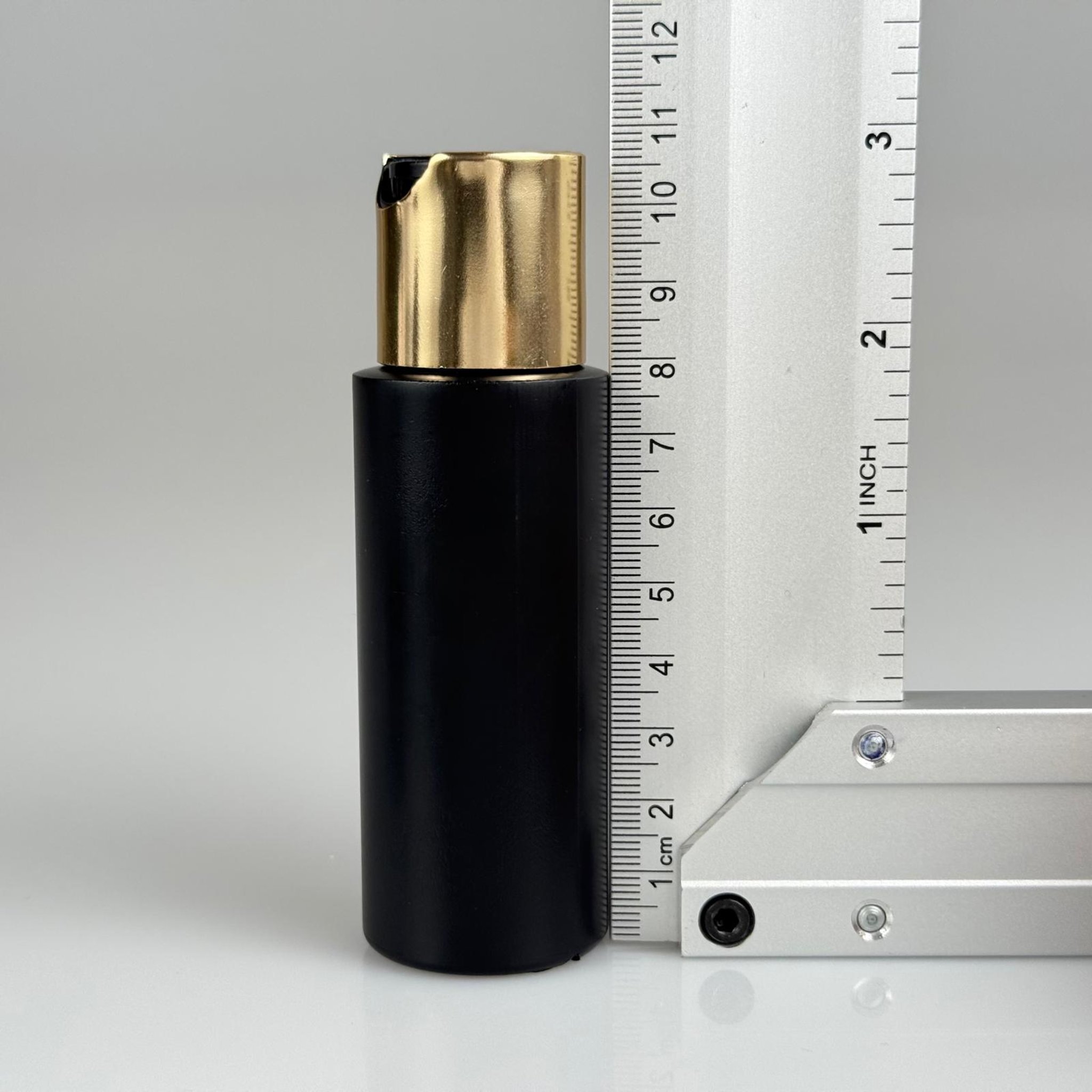 50 CC SİYAH POLİETİLEN ŞAMPUAN ŞİŞESİ -  50 ML GOLD ( ÜSTÜ SİYAH ) DİSKTOP ŞAMPUAN KAPAKLI