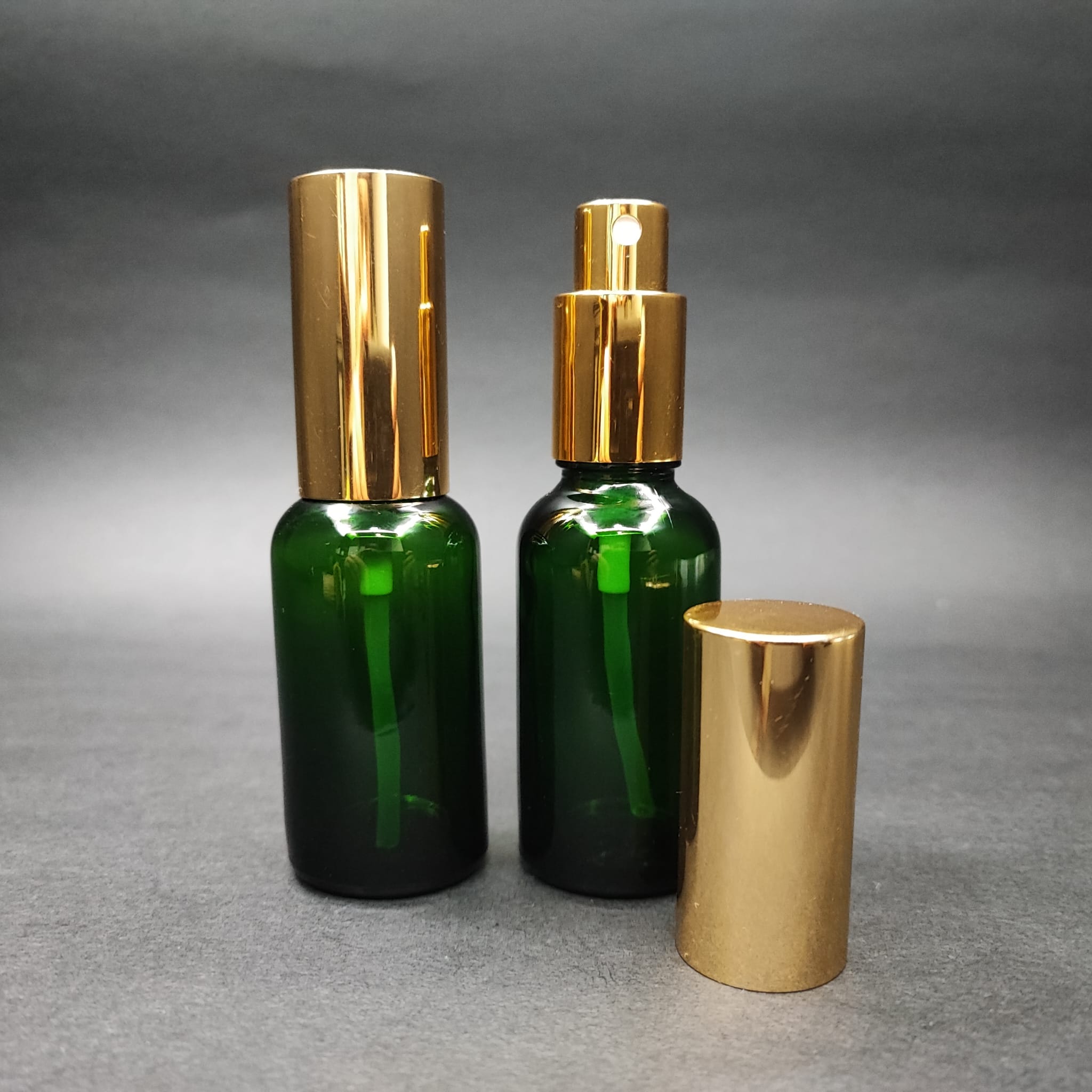 30 ML LÜKS VİDALI VALF ÇEVİRME PARFÜM ŞİŞELERİ - 30 CC YEŞİL CAM ŞİŞE - GOLD METAL SPREYLİ KAPAKLI SET