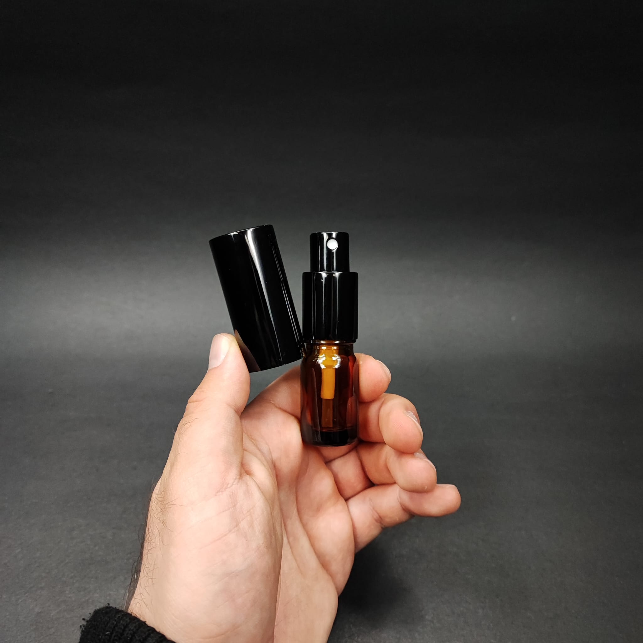 5 ML LÜKS VİDALI VALF ÇEVİRME PARFÜM ŞİŞELERİ - 5 CC AMBER CAM ŞİŞE - SİYAH METAL SPREYLİ KAPAKLI SET