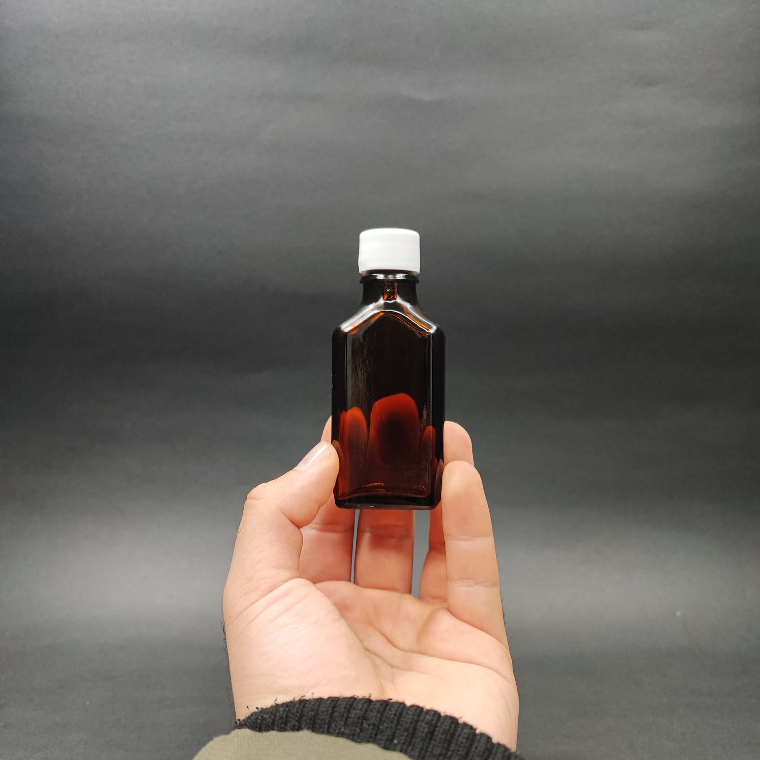 30 CC AMBER YASSI CAM ŞİŞE + KENDİNDEN CONTALI SIZDIRMAZ BEYAZ KAPAK - 30 ML KAPAKLI CAM ŞİŞE