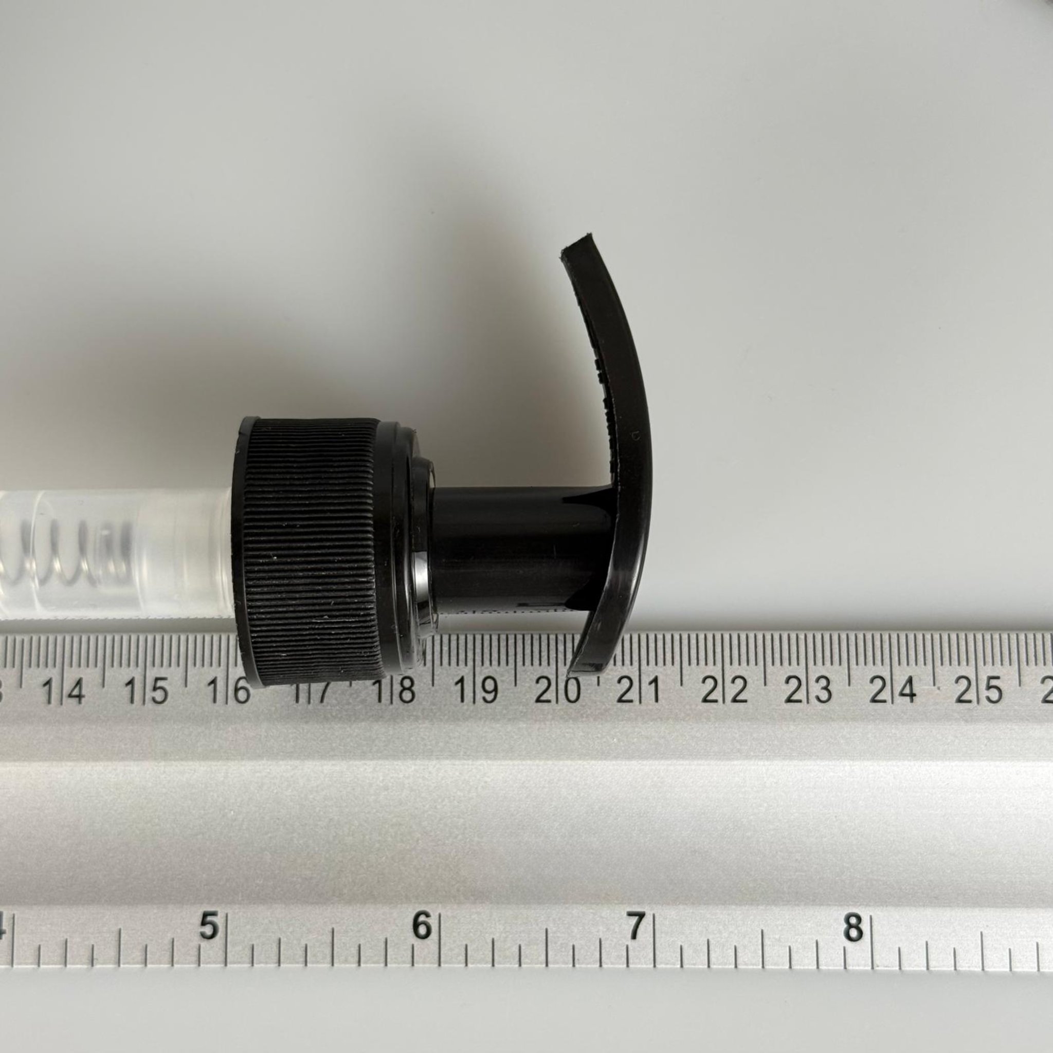 28 MM POMPA SİYAH VİDASIZ KİLİTLİ - TIRTIKLI (500 cc cam şişeler için özel kesilmiş hortum boyu)