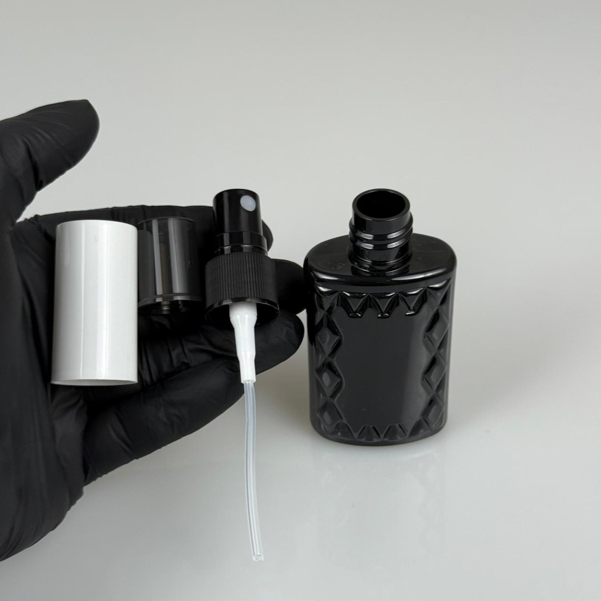 50 CC SİYAH PET KÖŞELİ PARFÜM ŞİŞESİ - SİYAH SPREYLİ - BEYAZ KORUMA KAPAKLI - 50 ML PLASTİK PARFÜM - KOLONYA ŞİŞESİ