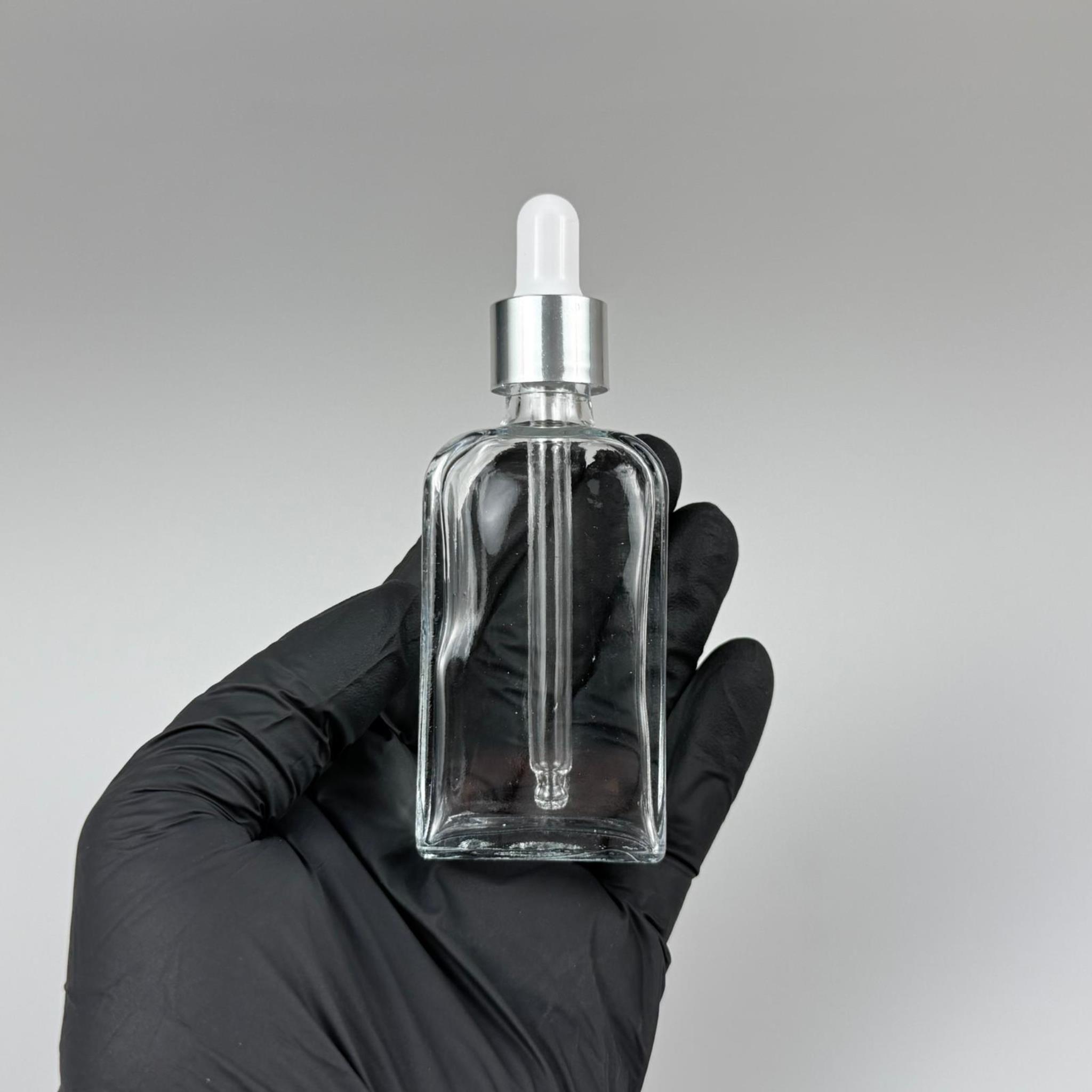 50 CC YASSI DİKDÖRTGEN PRESTİJLİ CAM DAMLALIKLI ŞİŞE - BEYAZ EMZİK - GÜMÜŞ METALİK KAPAK - 50 ML CAM DAMLALIKLI ŞİŞE - DAMLALIKLI BOŞ ŞİŞE