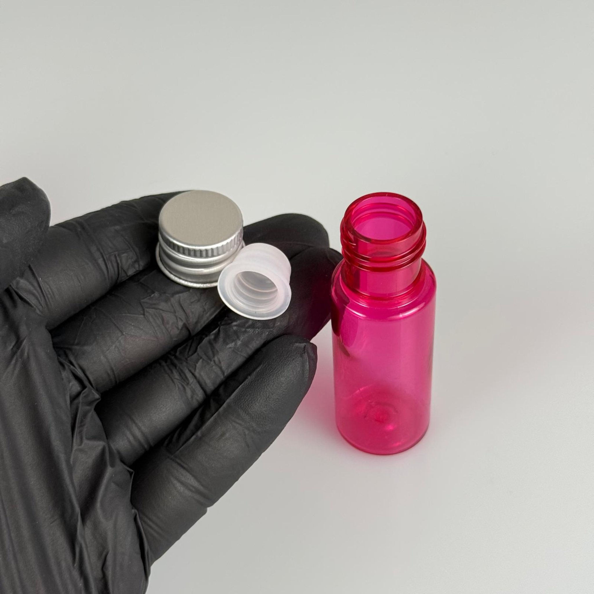 15 CC SİLİNDİR PEMBE PET ŞİŞE + KÖPÜK CONTALI GÜMÜŞ ALÜMİNYUM METAL KAPAKLI + KÖR TIPALI TAKIML - 15 ML PEMBE PET ŞİŞE
