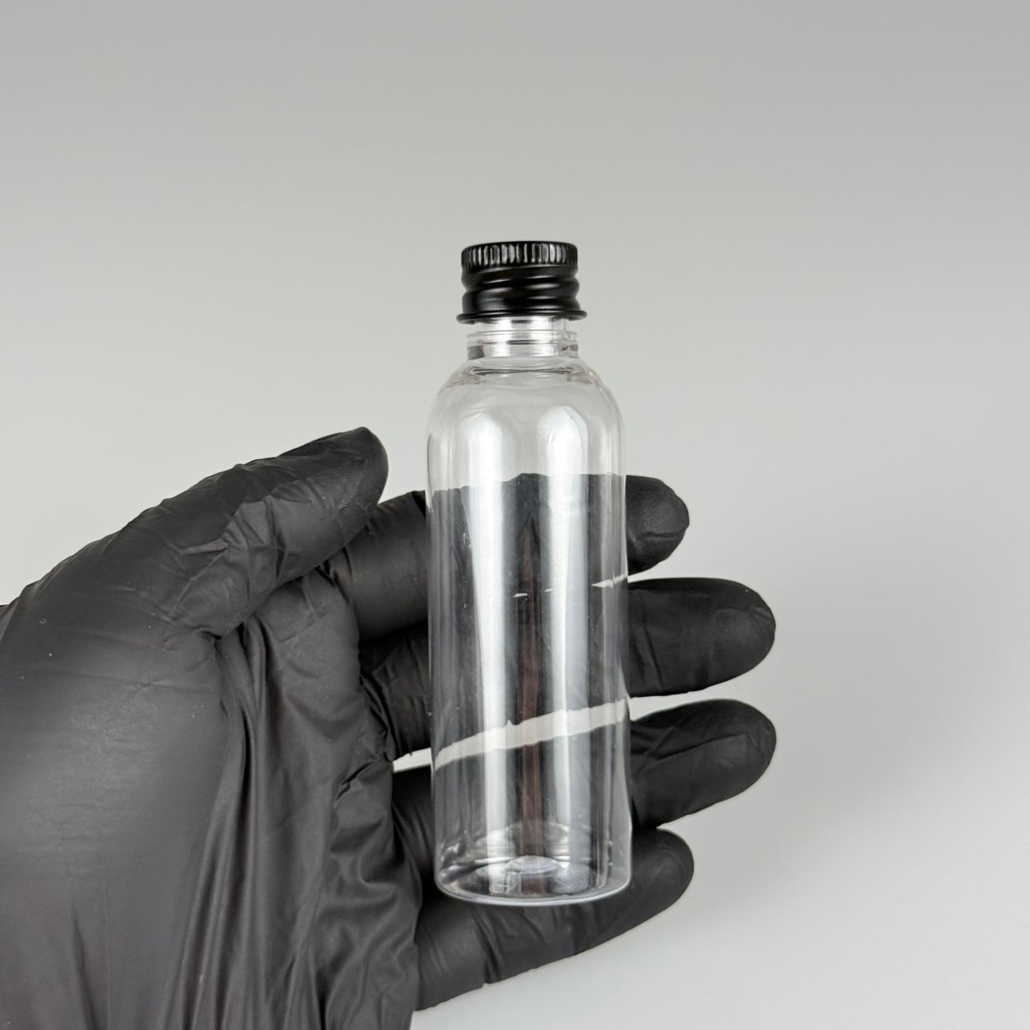 50 CC ŞEFFAF SİLİNDİR UZUN MODEL PET ŞİŞE + KÖPÜK CONTALI SİYAH ALÜMİNYUM METAL KAPAKLI + KÖR TIPALI TAKIM - 50 ML PLASTİK ŞİŞE