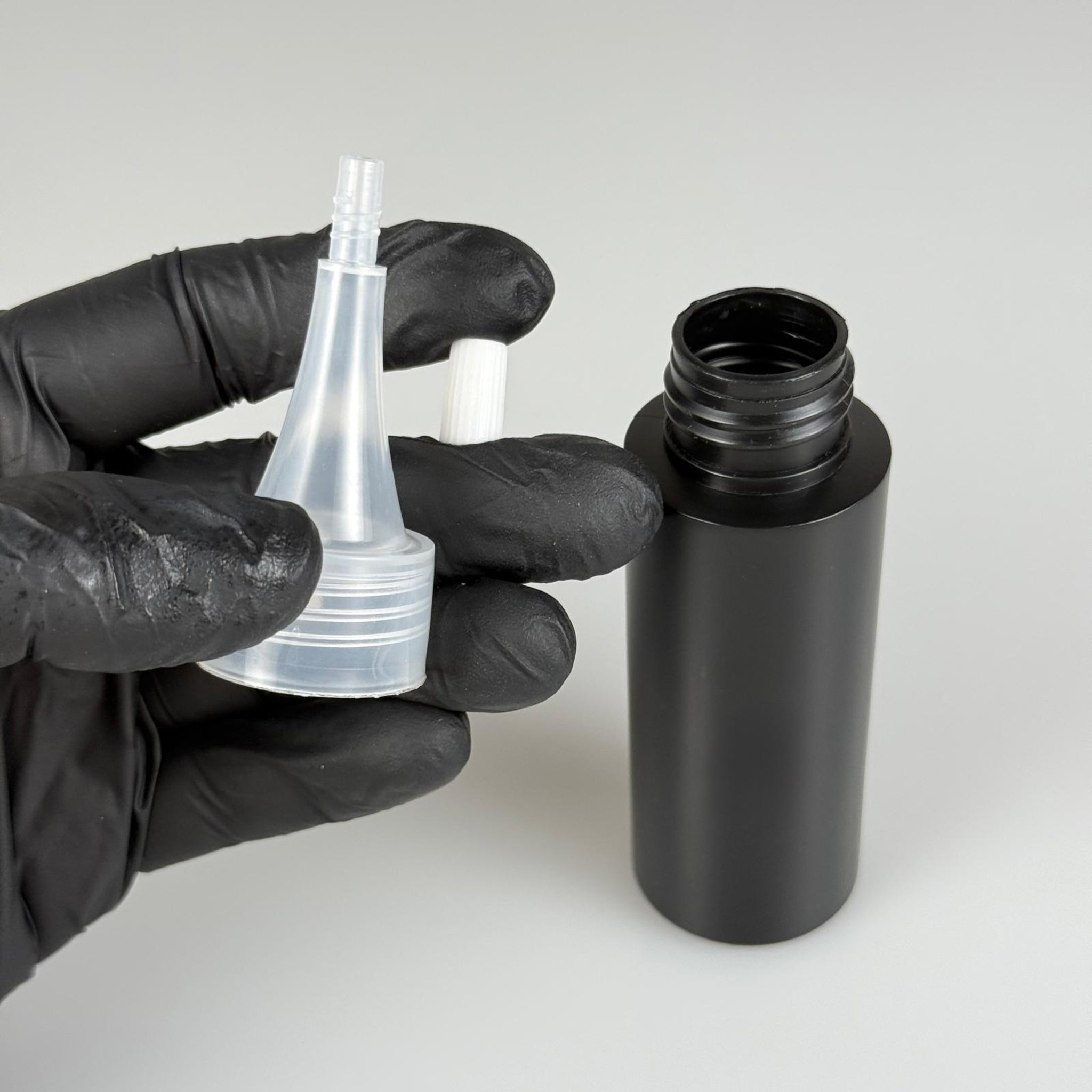 50 CC SİYAH POLİETİLEN PLASTİK ŞİŞE - 24 MM BEYAZ KAPAK TIPALI ŞEFFAF İNCE UÇLU AKITICI KAPAKLI  - 50 ML KAPAKLI PLASTİK ŞİŞE