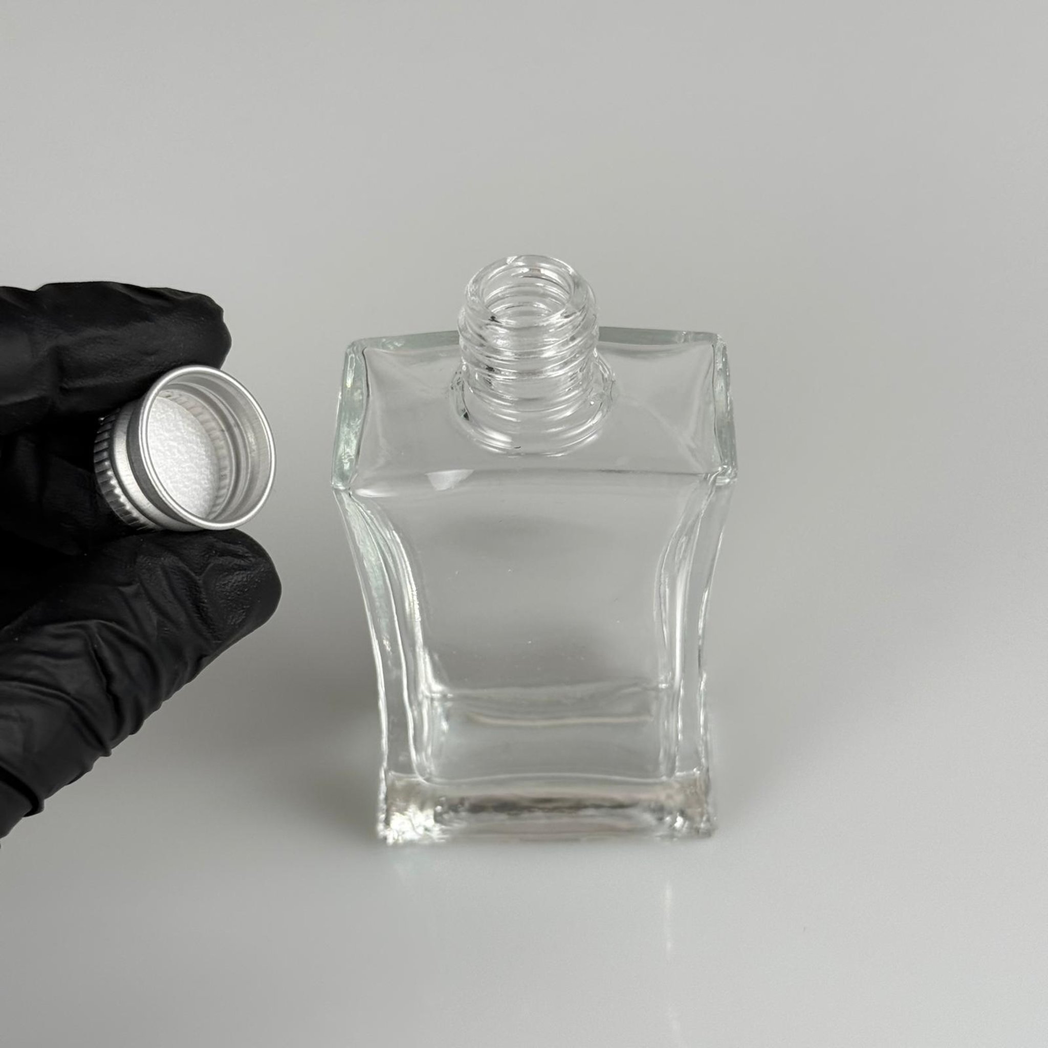 50 CC ŞEFFAF CAM DİKDÖRTGEN ŞİŞE + GÜMÜŞ ALÜMİNYUM METAL KAPAKLI TAKIM - 30 ML KAHVERENGİ CAM ŞİŞE - 1. KALİTE İTHAL CAM
