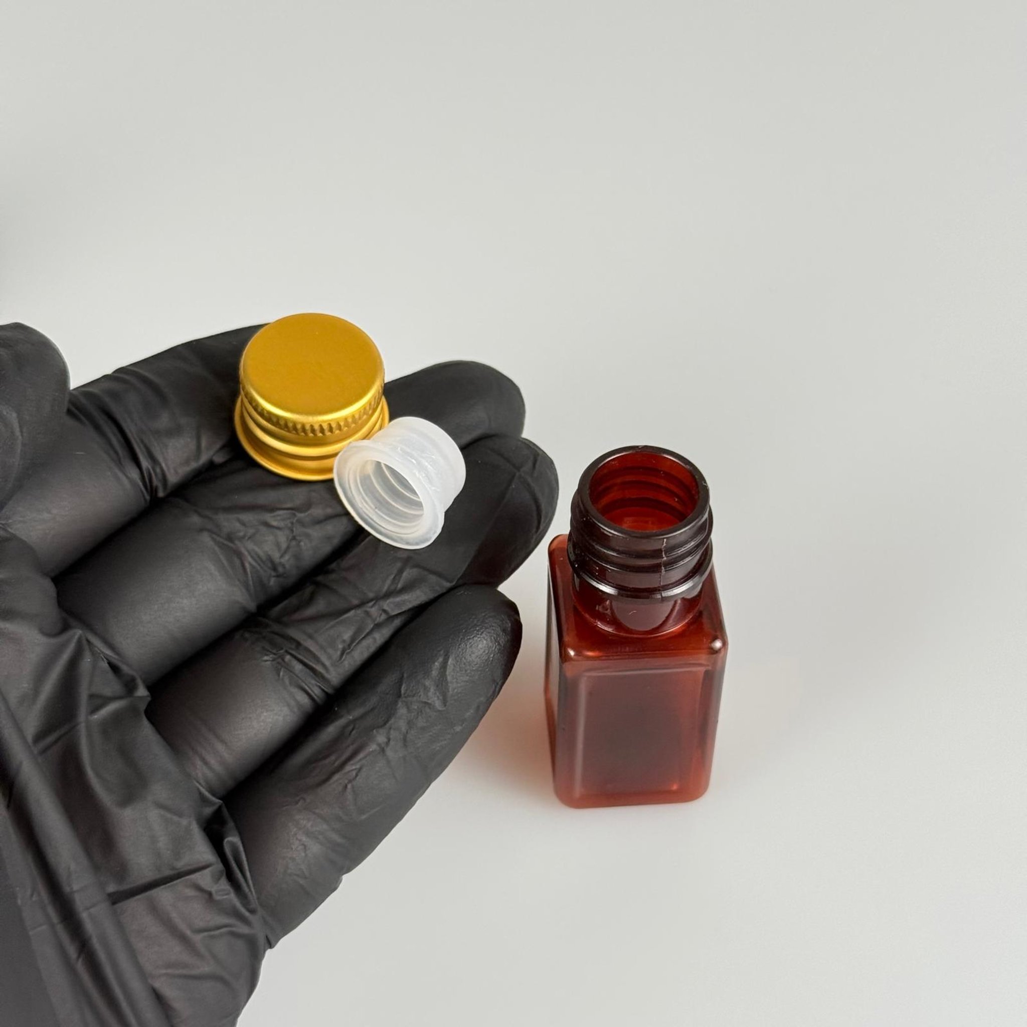 10 CC AMBER KARE PET SHOT ŞİŞE - KÖPÜK CONTALI GOLD ALÜMİNYUM METAL KAPAKLI + KÖR TIPALI TAKIM - 10 ML KAHVERENGİ PLASTİK ŞİŞE