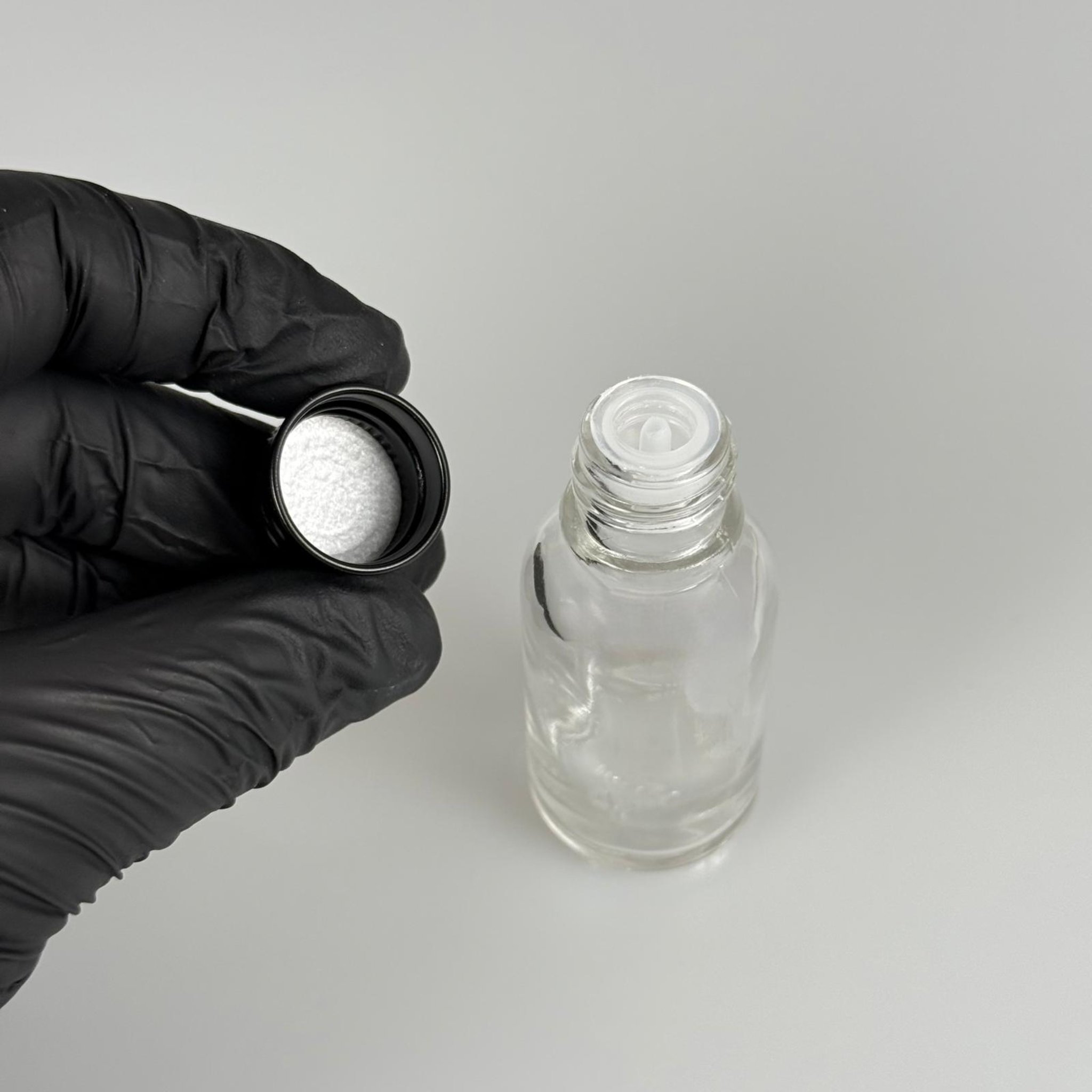 15 CC ŞEFFAF CAM ŞİŞE + KÖPÜK CONTALI SİYAH ALÜMİNYUM METAL KAPAKLI + DAMLALIKLI KOLONYA TIPALI TAKIM - 15 ML ŞEFFAF CAM ŞİŞE