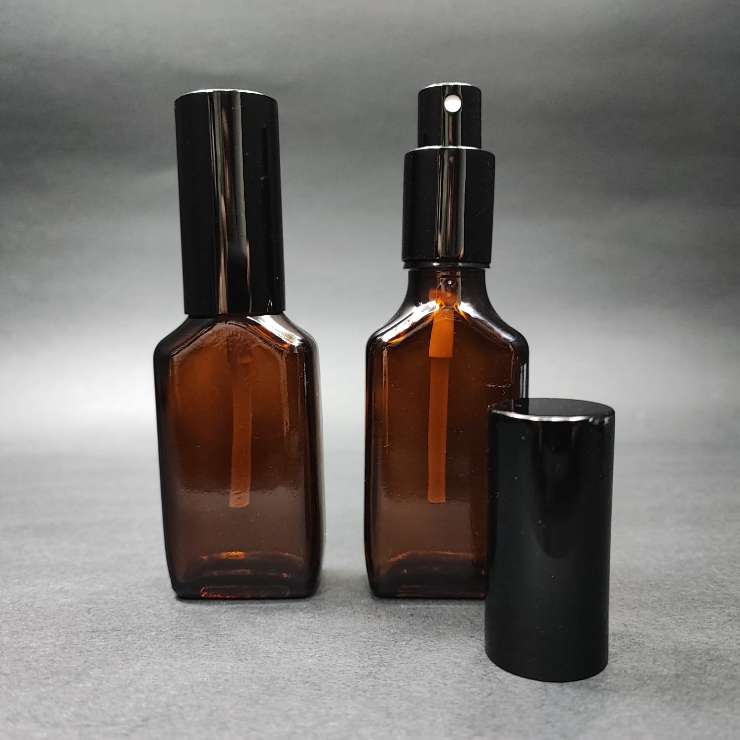 30 ML LÜKS VİDALI VALF ÇEVİRME PARFÜM ŞİŞELERİ - 30 CC AMBER YASSI CAM ŞİŞE - SİYAH METAL SPREYLİ KAPAKLI SET