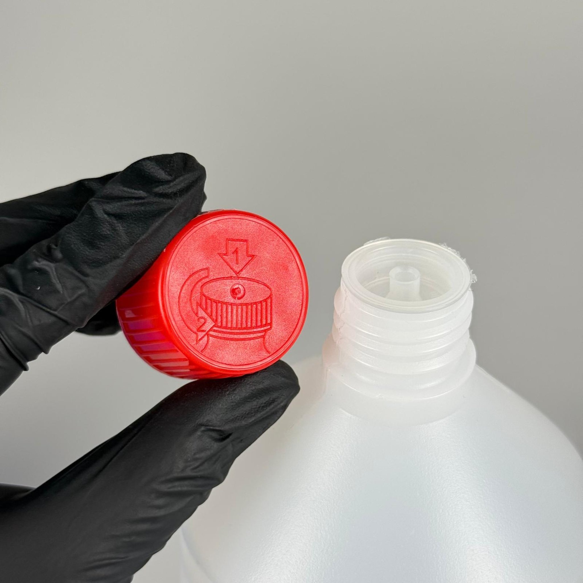 1000 CC TİNER ŞİŞESİ - KIRMIZI İÇ TIPALI ÇOCUK EMNİYET KİLİTLİ KAPAKLI - 1000 ML KİMYASALA DAYANIKLI PLASTİK ŞİŞE - 1 LT POLİETİLEN ŞİŞE