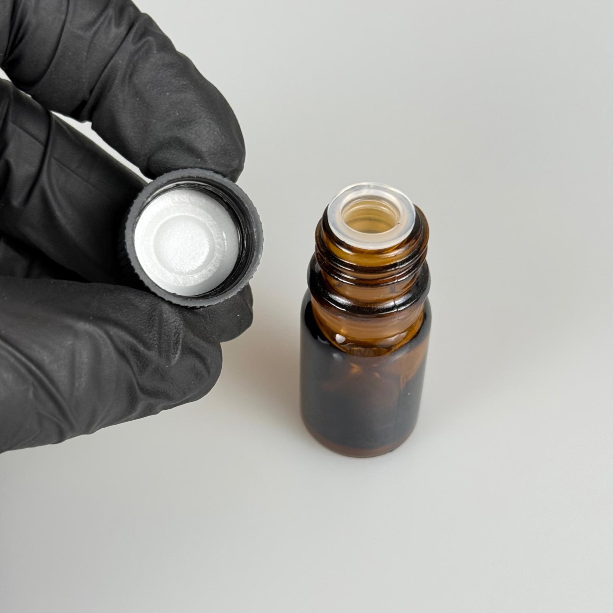 5 ML TIPALI VE KAPAKLI ŞİŞE - 5 CC AMBER KAHVERENGİ CAM ŞİŞE + CONTALI SİYAH KAPAK + KÖR TIPA