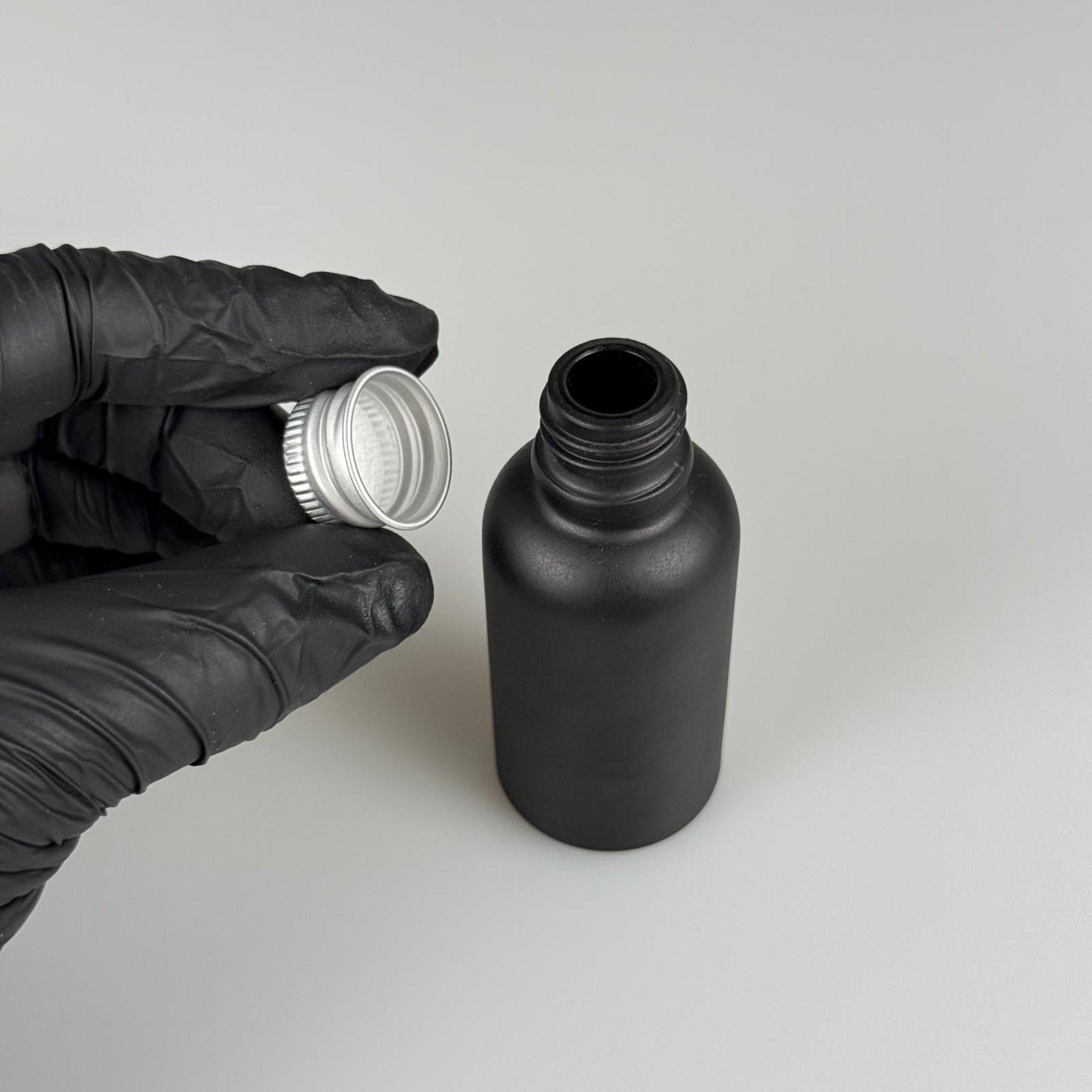 30 CC MAT SİYAH CAM ŞİŞE + KÖPÜK CONTALI GÜMÜŞ ALÜMİNYUM METAL KAPAKLI TAKIM - 30 ML MAT SİYAH CAM ŞİŞE