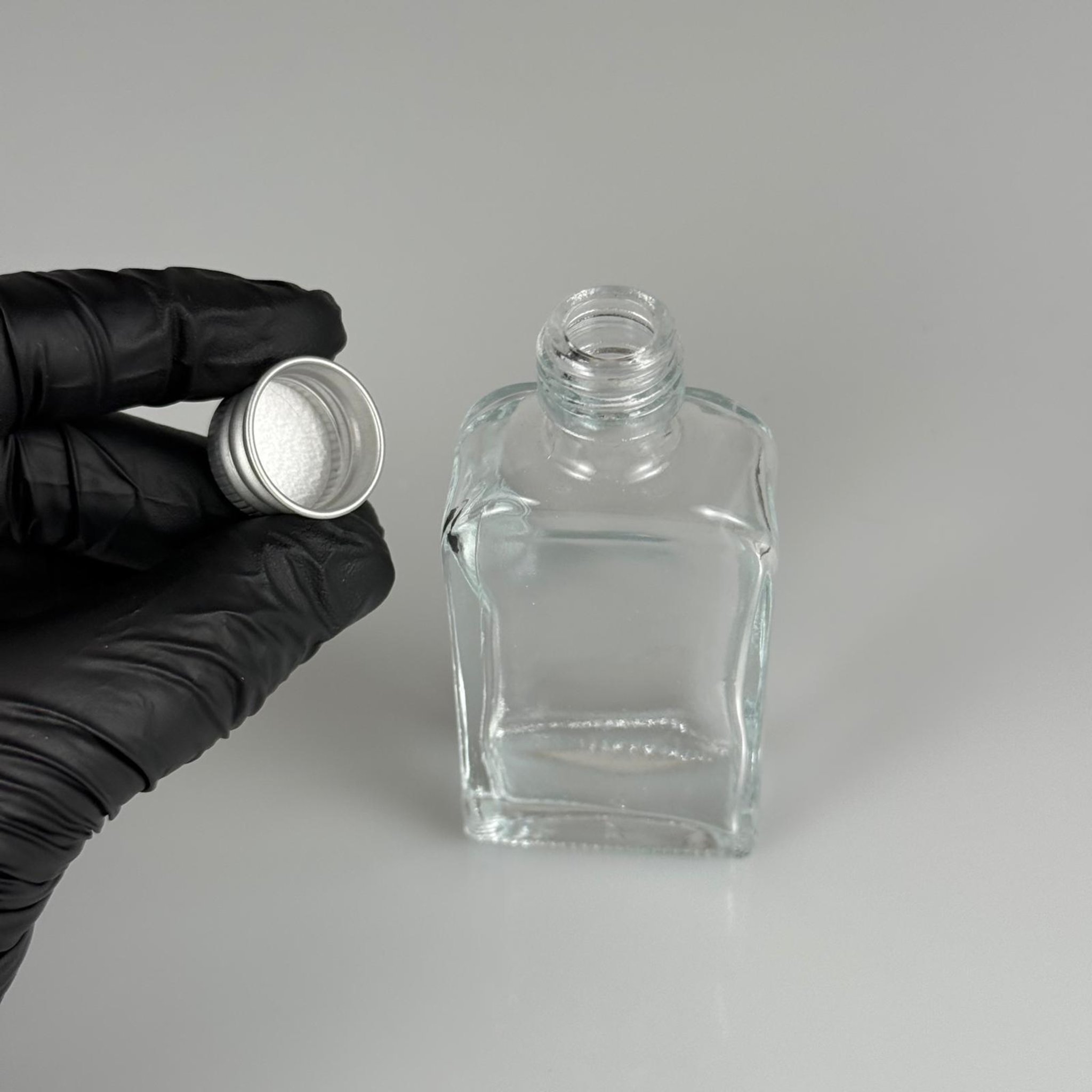 40 CC YASSI DİKDÖRTGEN CAM ŞİŞE + GÜMÜŞ ALÜMİNYUM METAL KAPAKLI TAKIM - 40 ML PRESTİJLİ ŞİŞE