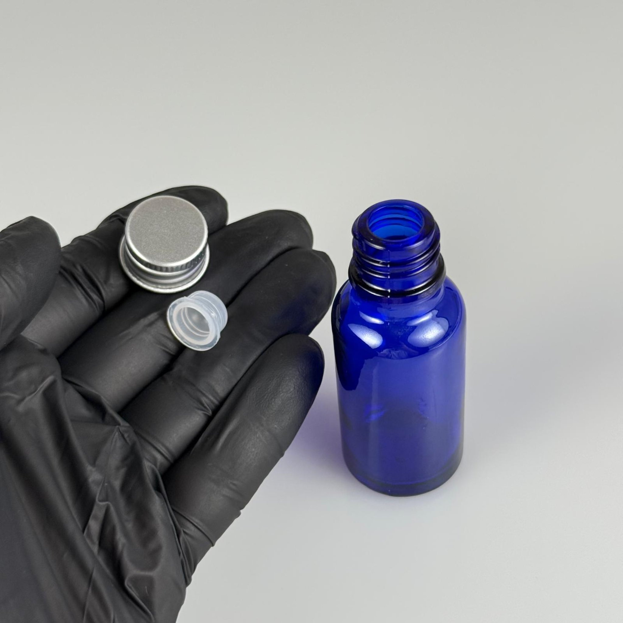 20 CC MAVİ CAM ŞİŞE + KÖPÜK CONTALI GÜMÜŞ ALÜMİNYUM METAL KAPAKLI + KÖR TIPALI TAKIM - 20 ML MAVİ CAM ŞİŞE