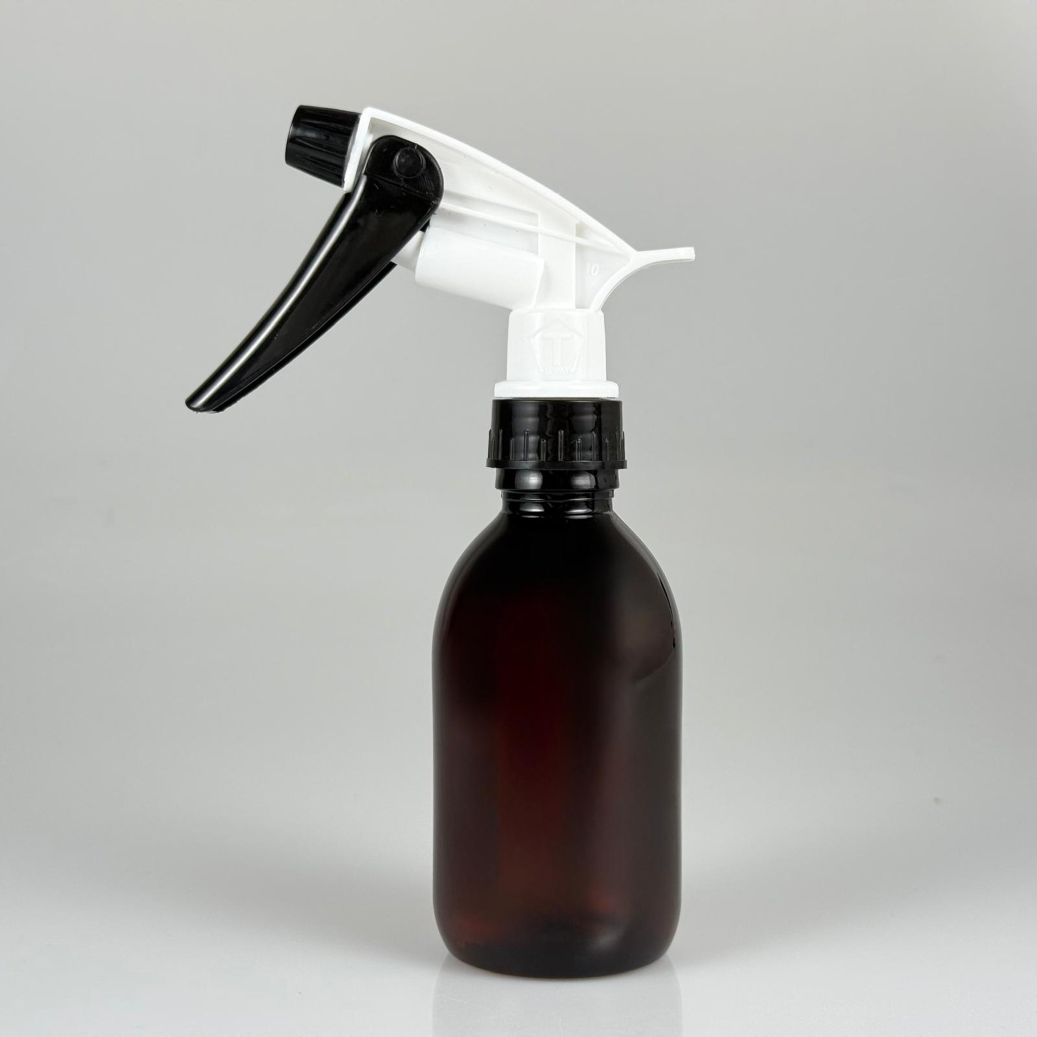 200 CC PET ŞİŞE - BÜYÜK SİYAH BEYAZ DOZAJLI KİMYASALA DAYANIKLI TRİGER TETİK SPREYLİ - 200 ML KİMYASALA DAYANIKLI PLASTİK ŞİŞE - 0,20 LT PET ŞİŞE - TOMBUL OTO TEMİZLİK ŞİŞESİ AMBER KAHVERENGİ