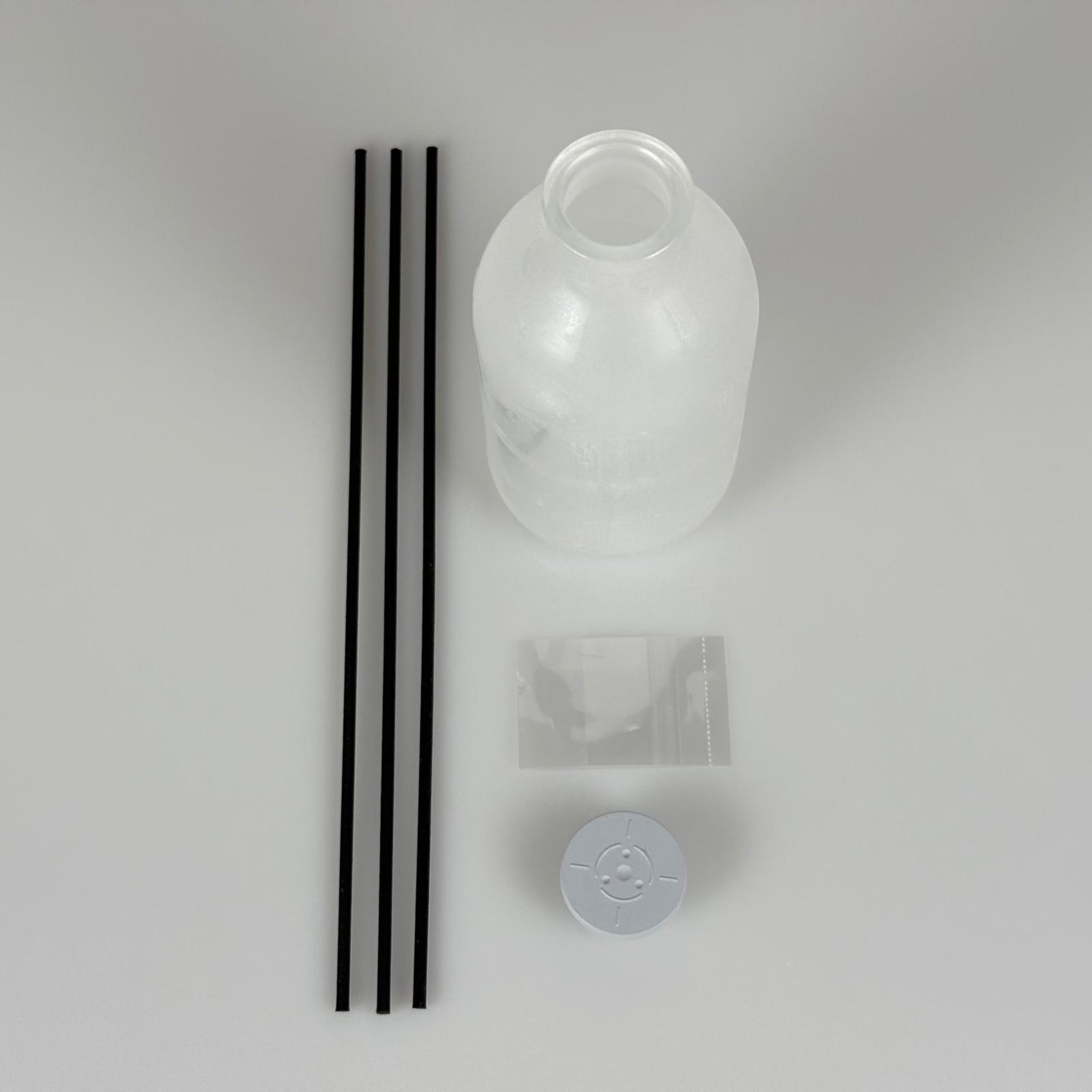 DİFFUSER BAMBU ODA KOKUSU ŞEŞELERİ - 250 CC ŞEFFAF SERUM ŞİŞE + KAUÇUK BUTİL TAPA (32 AĞIZ) + EMNİYET BANDI (ISI TABANCASI İLE UYGULANIR) + 3 ADET SİYAH (24 CM) FİBER BAMBU ÇUBUK
