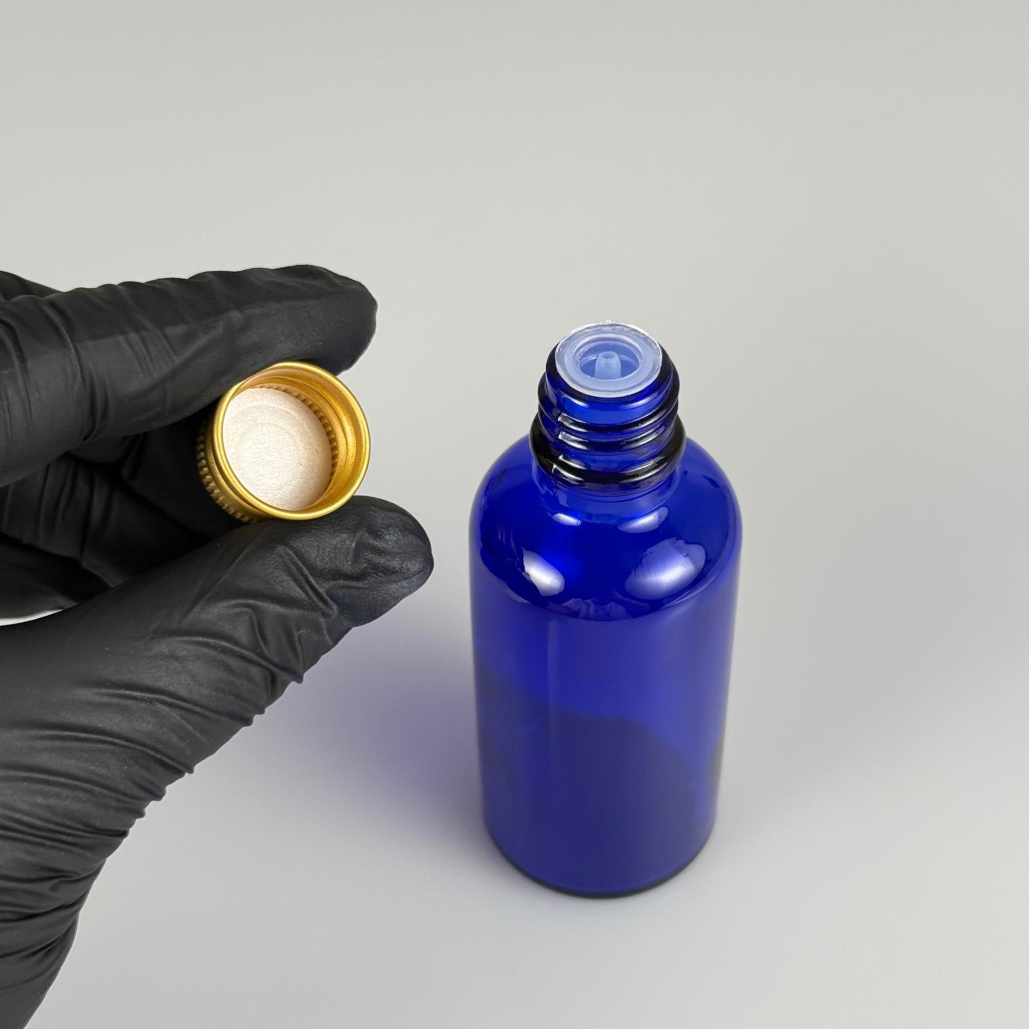 50 CC MAVİ CAM ŞİŞE + KÖPÜK CONTALI GOLD ALÜMİNYUM METAL KAPAKLI + DAMLALIKLI KOLONYA TIPALI TAKIM - 50 ML MAVİ CAM ŞİŞE