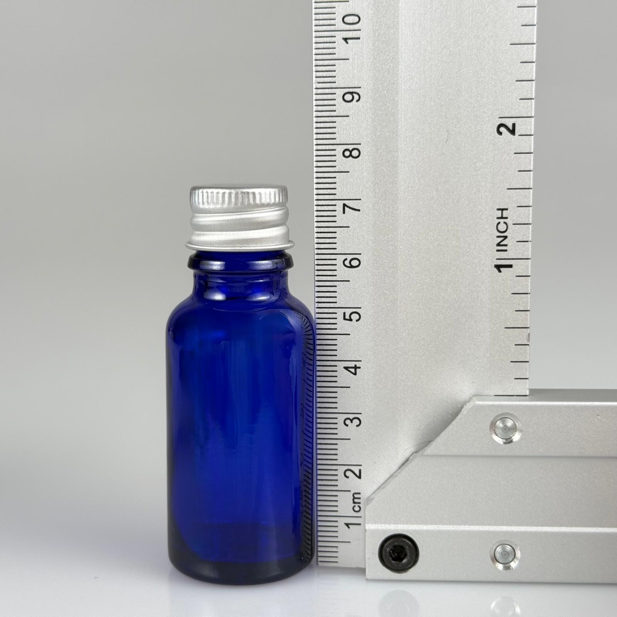 20 CC MAVİ CAM ŞİŞE + KÖPÜK CONTALI GÜMÜŞ ALÜMİNYUM METAL KAPAKLI + KÖR TIPALI TAKIM - 20 ML MAVİ CAM ŞİŞE