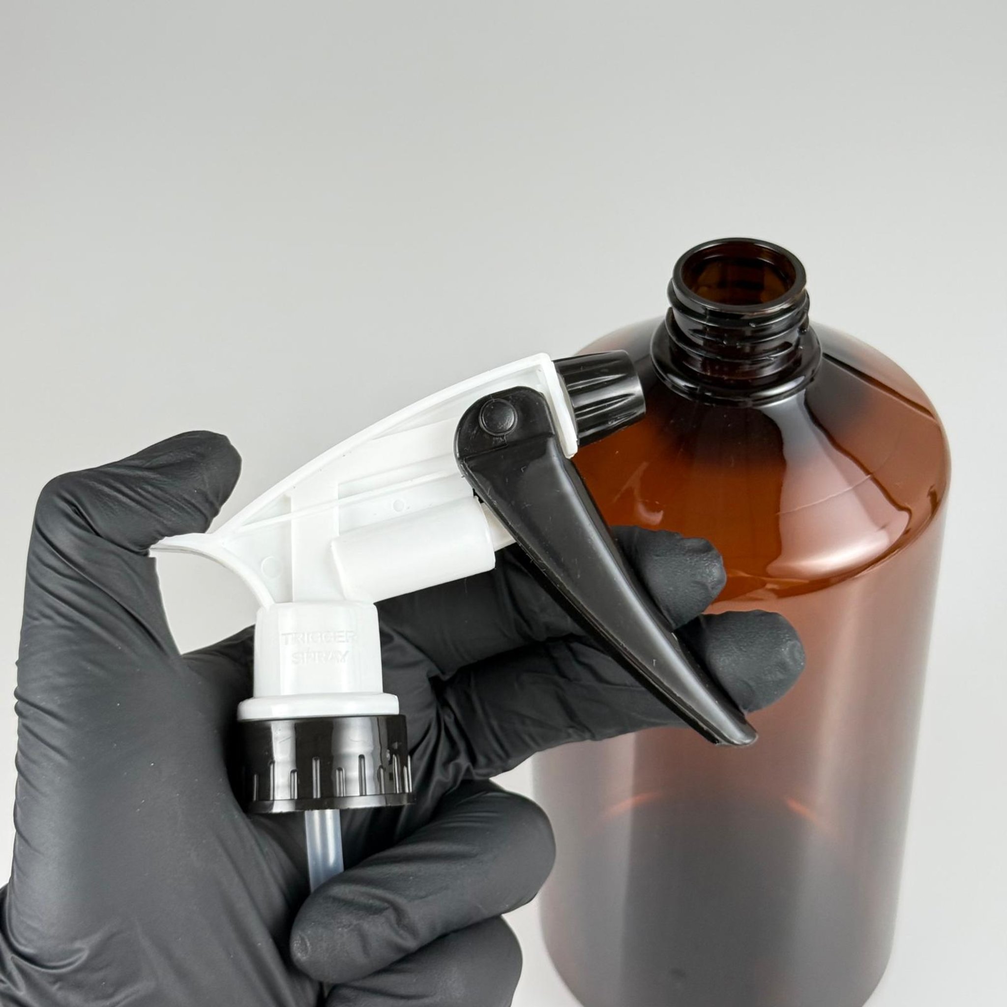 1000 CC AMBER KAHVERENGİ SPREYLİ İLAÇ ŞİŞESİ - BÜYÜK SİYAH BEYAZ DOZAJLI KİMYASALA DAYANIKLI TRİGER TETİK SPREYLİ - 1000 ML KİMYASALA DAYANIKLI PLASTİK ŞİŞE - 1 LT PET ŞİŞE - OTO TEMİZLİK ŞİŞESİ