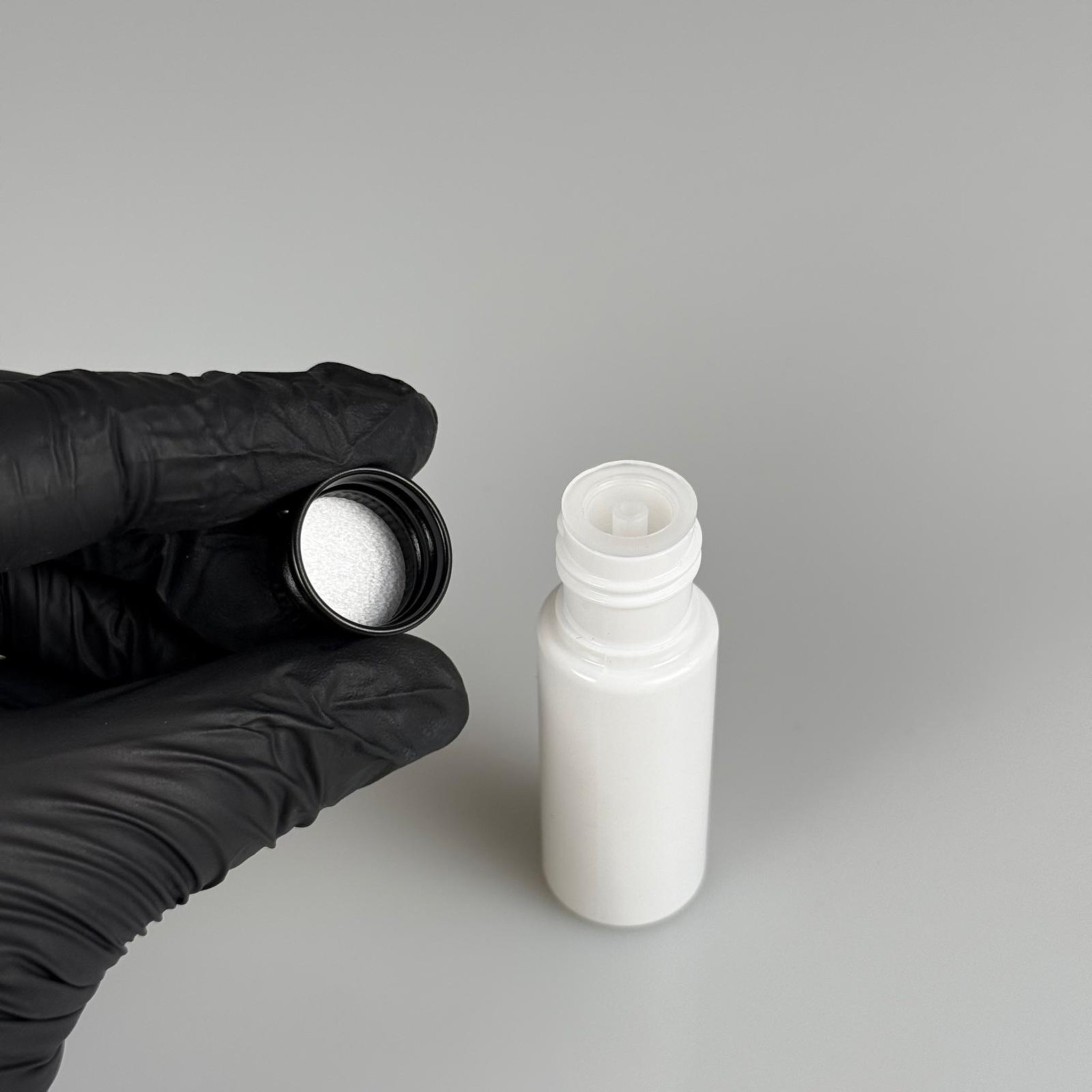 15 CC BEYAZ SİLİNDİR PET ŞİŞE + KÖPÜK CONTALI SİYAH ALÜMİNYUM METAL KAPAKLI + DAMLALIKLI KOLONYA TIPALI TAKIML - 15 ML BEYAZ PET ŞİŞE