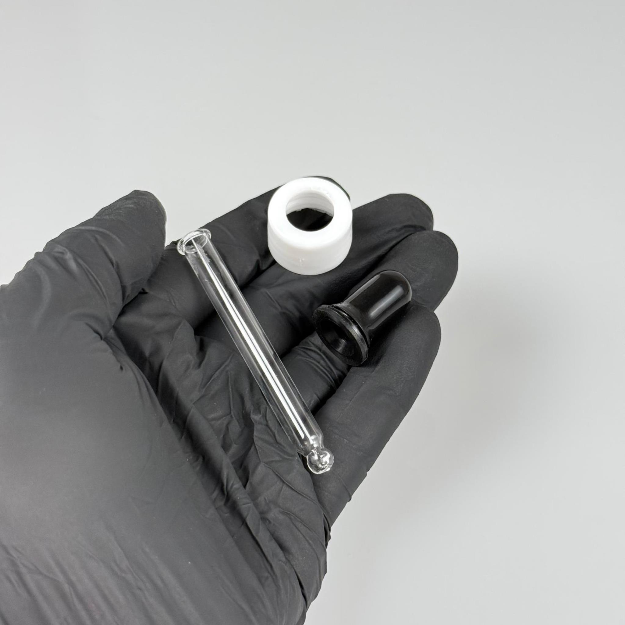 18 MM CAM DAMLALIKLI TAKIM - SİYAH EMZİK +  DELİKLİ PLASTİK DÜZ BEYAZ KAPAK + 65 MM CAM PİPET