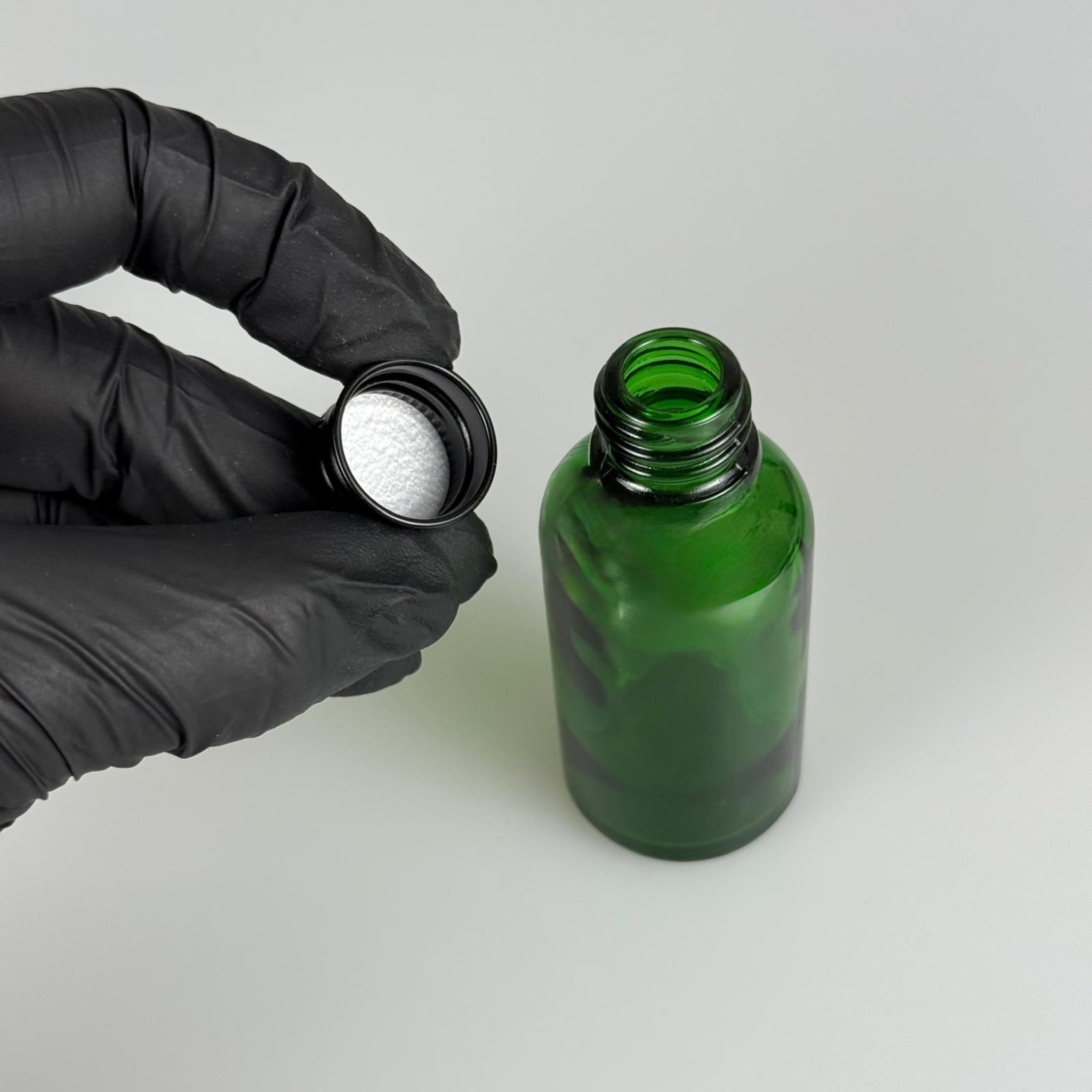 30 CC YEŞİL CAM ŞİŞE + KÖPÜK CONTALI SİYAH ALÜMİNYUM METAL KAPAKLI TAKIM - 30 ML YEŞİL CAM ŞİŞE