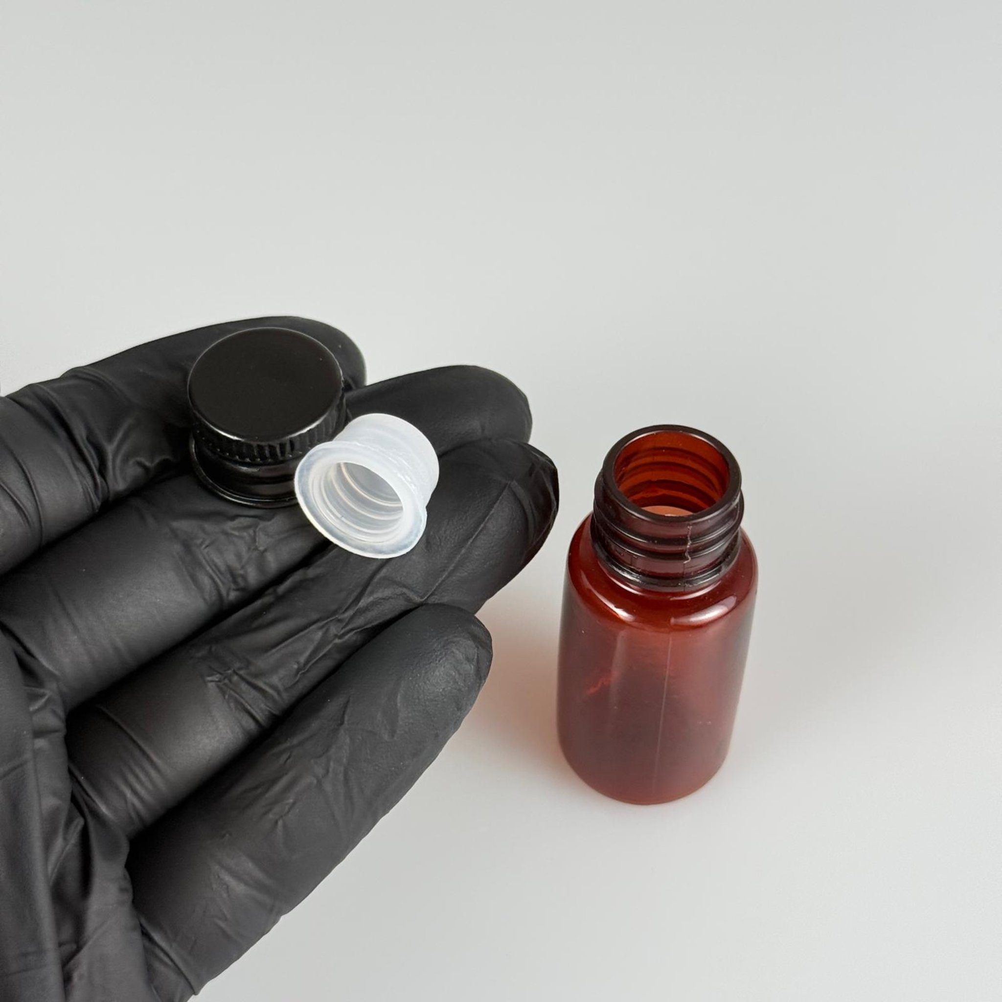 10 CC AMBER PET SHOT ŞİŞE - KÖPÜK CONTALI SİYAH ALÜMİNYUM METAL KAPAKLI + DAMLALIKLI KOLONYA TIPALI TAKIM - 10 ML KAHVERENGİ PLASTİK ŞİŞE