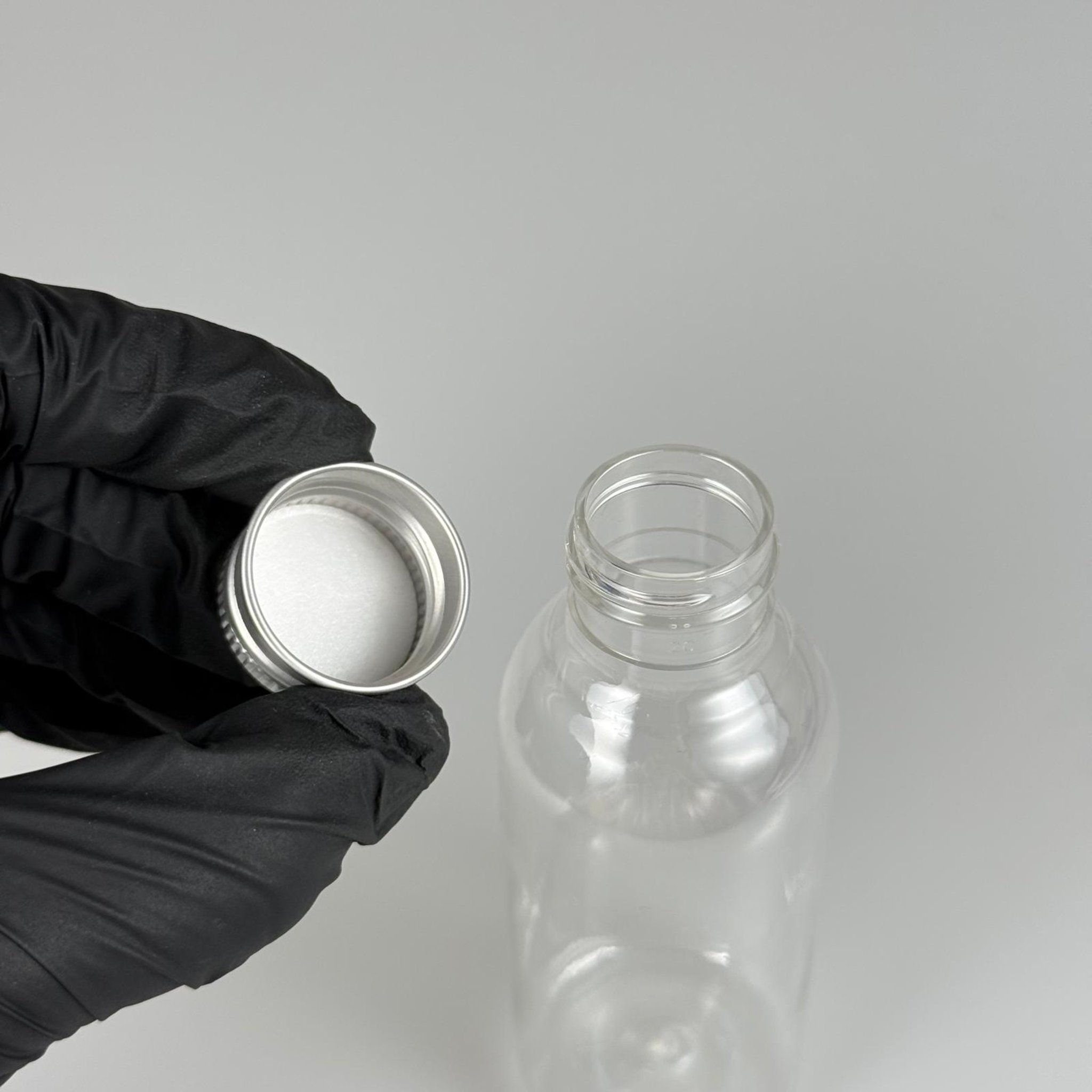 100 CC SİLİNDİR OVAL MODEL ŞEFFAF SERT PET ŞİŞE (24 AĞIZ) + KÖPÜK CONTALI GÜMÜŞ METAL ALÜMİNYUM KAPAK TAKIM - 100 ML KAPAKLI KALIN PLASTİK ŞEFFAF ŞİŞELER