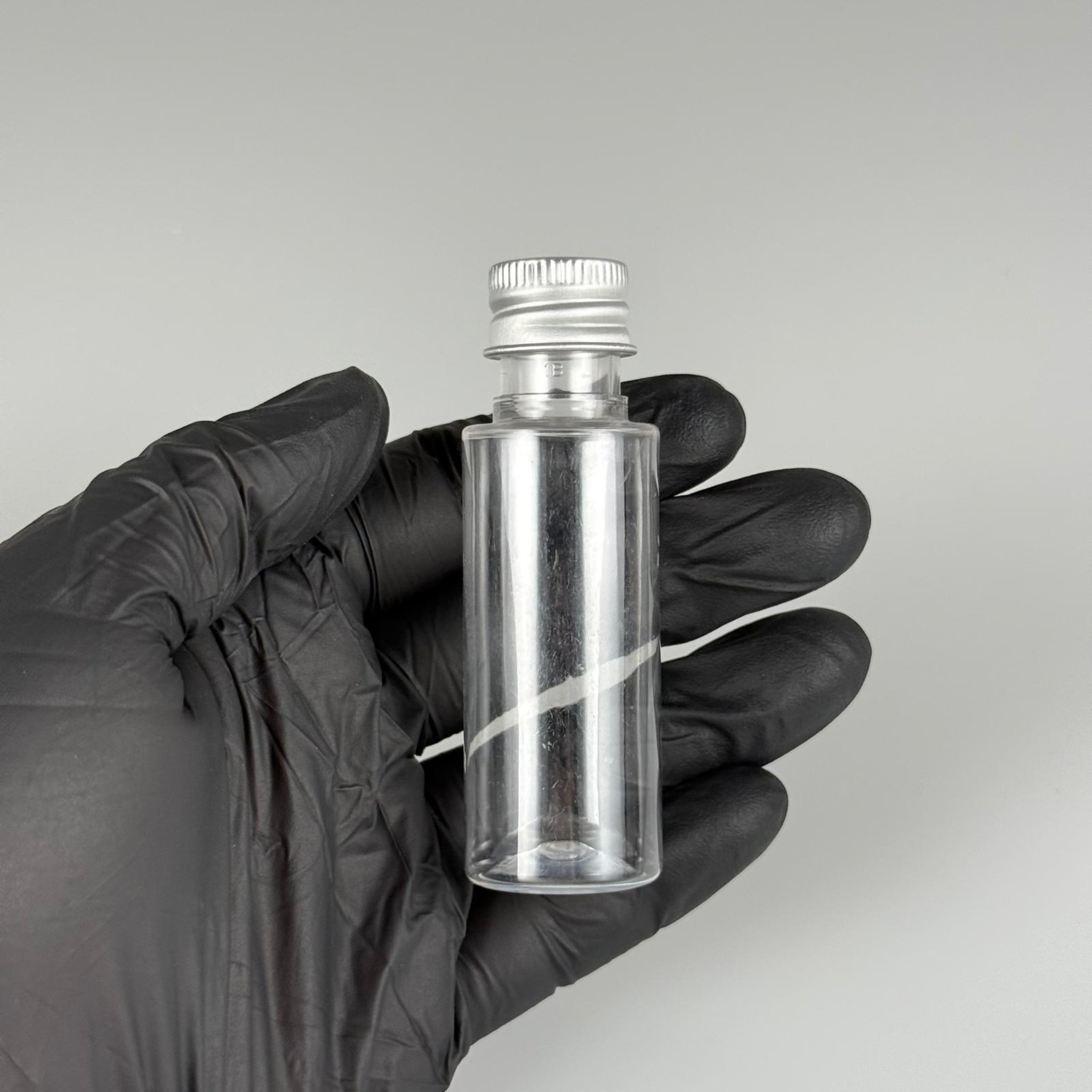 30 CC ŞEFFAF SİLİNDİR UZUN MODEL PET ŞİŞE + KÖPÜK CONTALI GÜMÜŞ ALÜMİNYUM METAL KAPAKLI + DAMLALIKLI KOLONYA TIPALI TAKIM - 30 ML PLASTİK ŞİŞE