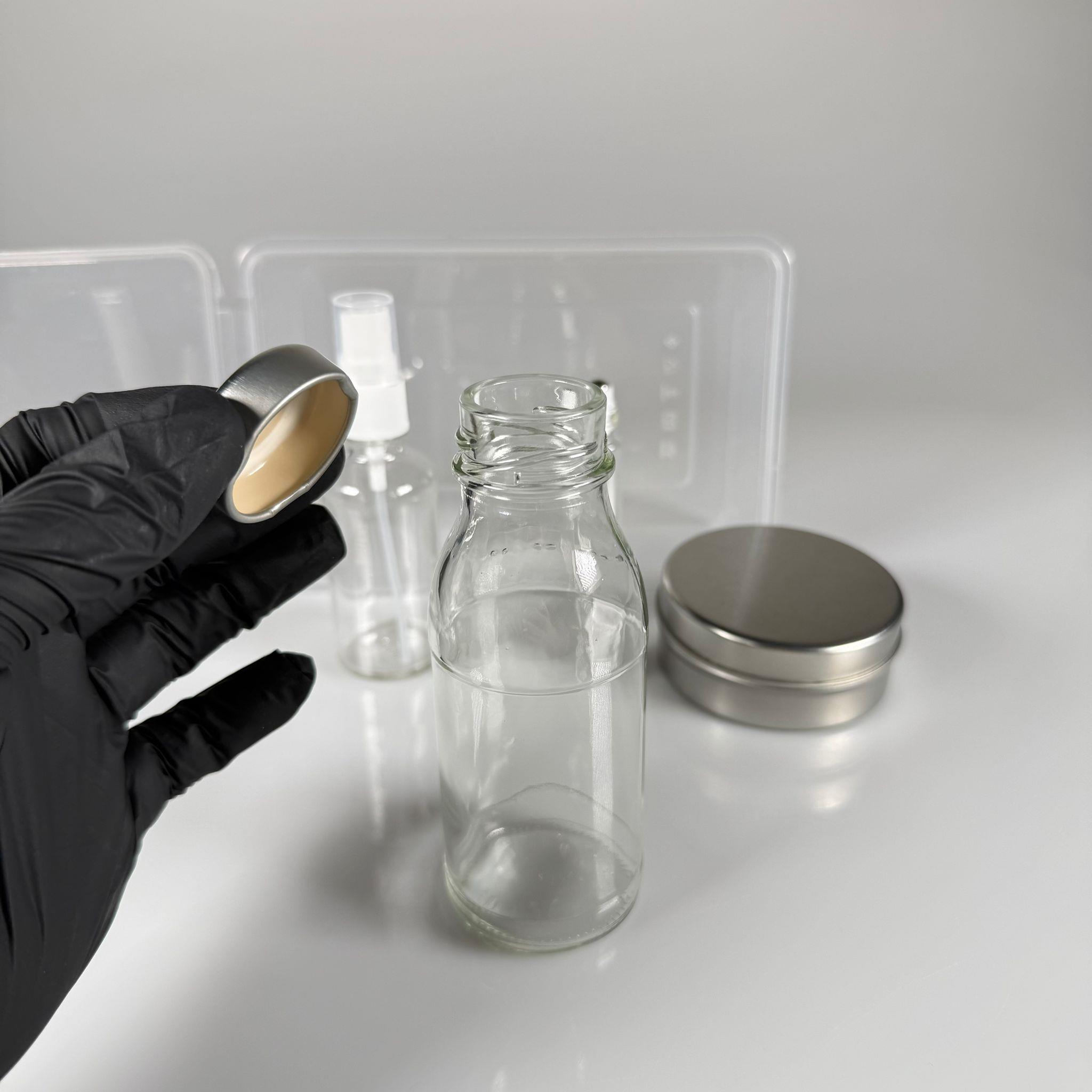 HAC, UMRE İÇİN AMBALAJ SETİ STANDART - 100 ML KAPAKLI METAL HURMA KUTUSU + 100 ML KAPAKLI CAM ZEMZEM ŞİŞESİ + 50 ML SPREYLİ CAM GÜLSUYU ŞİŞESİ + 10 ML ROLL-ON CAM KOKU ŞİŞESİ + PLASTİK SAKLAMA KABI TAKIM